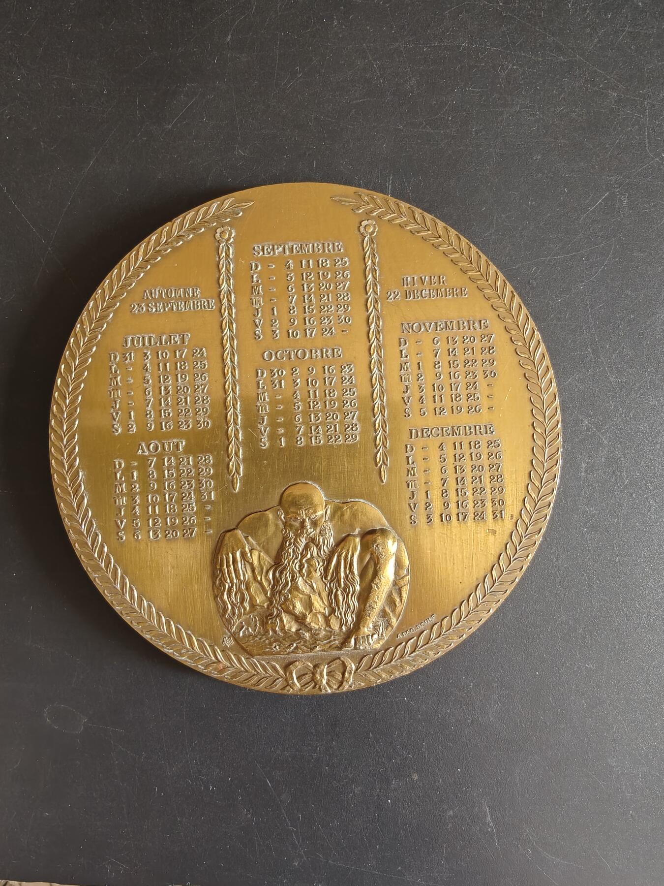老王徽章第167期 法国1966年年历大铜章     直径94mm    重量347.8g