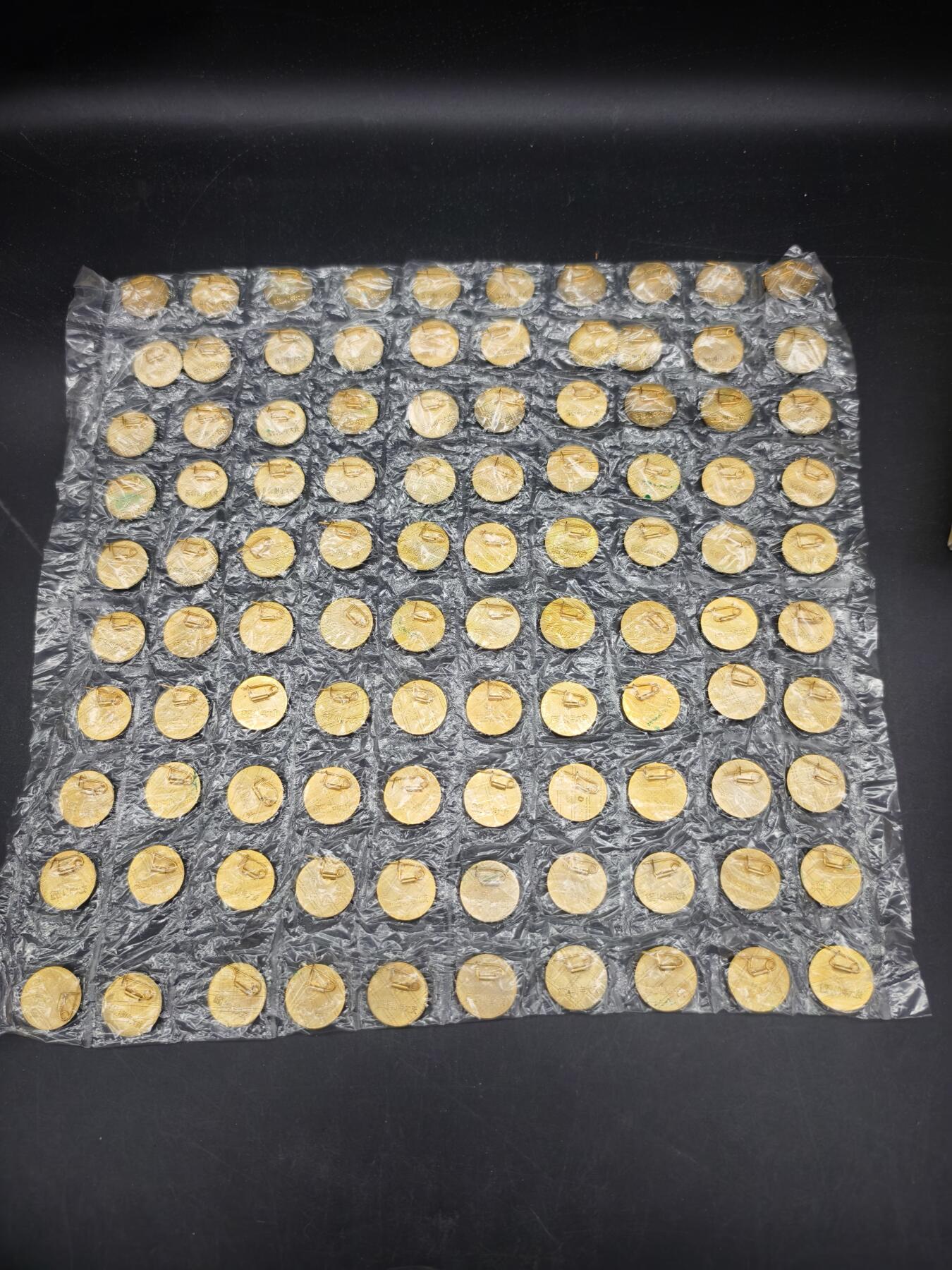 90期回流戒指饰品杂件纪念章丝路钱币专场 新疆自治区成立四十周年