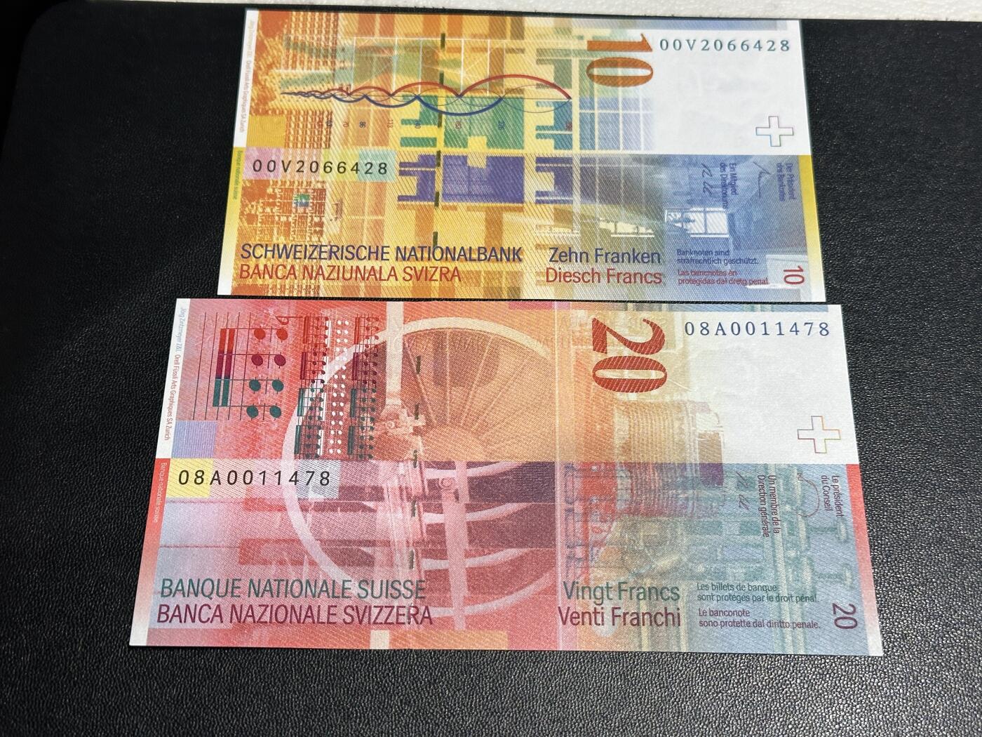 《外钞收藏家》第五百九十期（欧洲强钞、港币、硬通货及丰富裸币大拍场）（本平台长期征集拍品、欢迎藏友们联系合作） 瑞士人像竖版10、20法郎 2张一起 全新UNC（20是A冠） 都是尾8