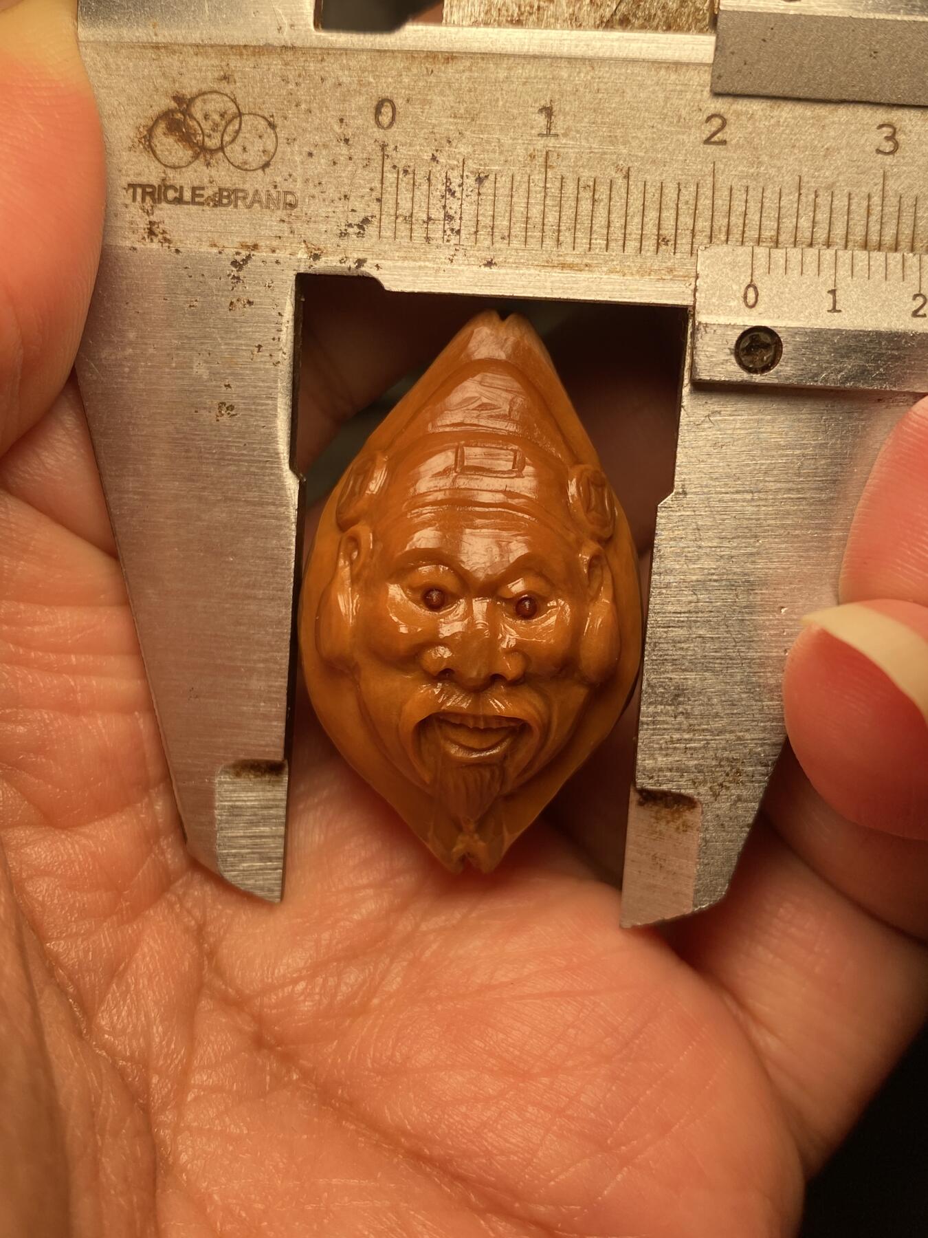 中国非物质文化遗产，苏工核雕 福利苏工核雕，纯手工雕刻，老苏工老财，个性十足，等待有缘人，市场无同款，尺寸2。28x3.68喜欢的来