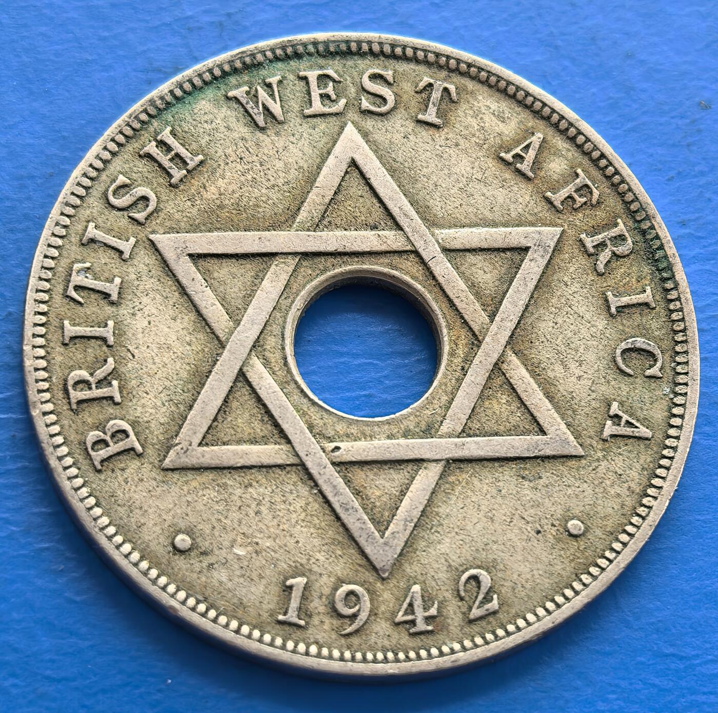 外国优质老铜币银币，周六九点倒数截拍，满百包邮，可寄存半年，喜欢朋友微信扫描二维码可直接参拍 英属西非1942年大便士