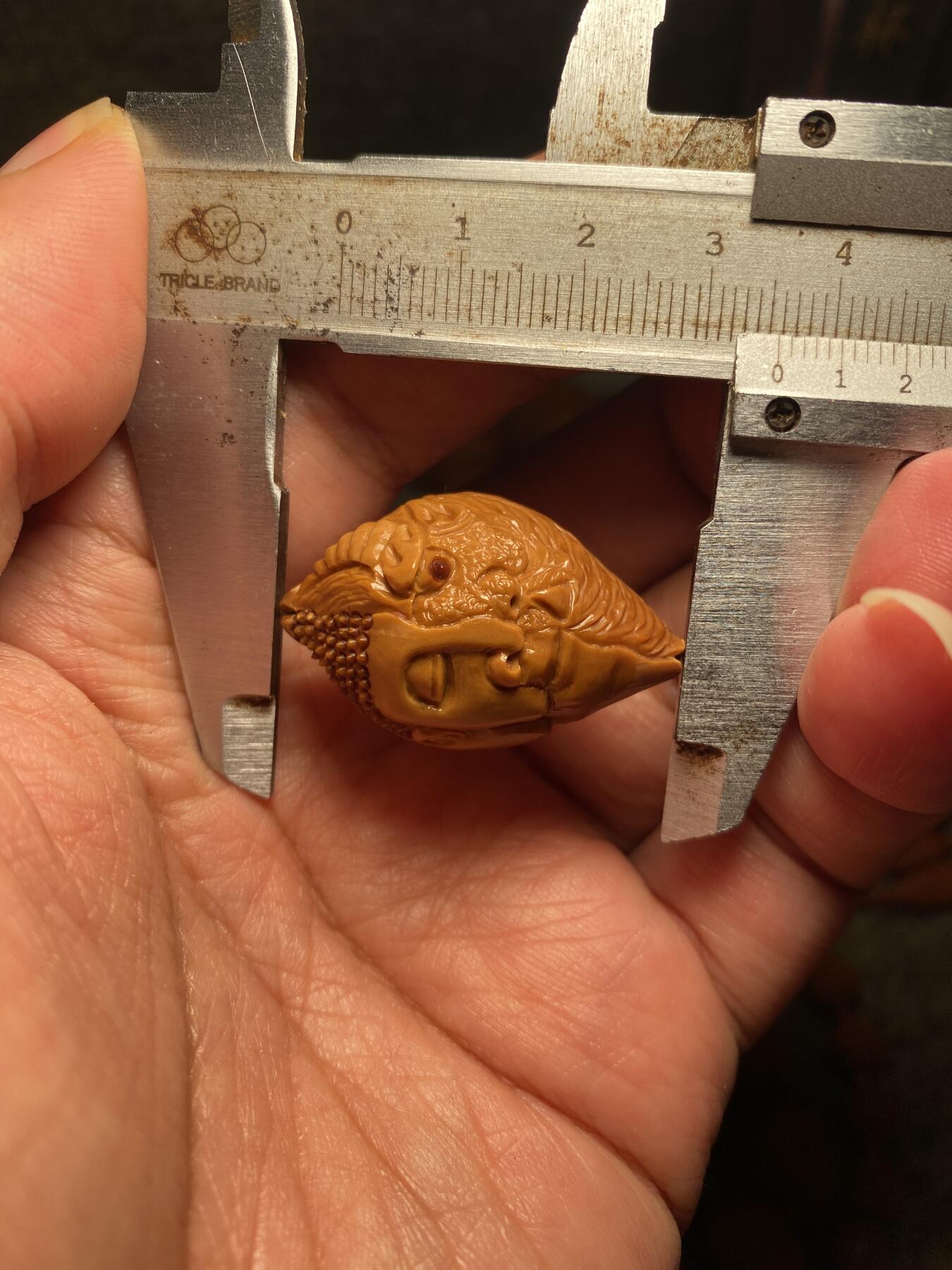 中国非物质文化遗产，苏工核雕 福利苏工核雕，纯手工雕刻，老苏工一念佛魔，个性十足，等待有缘人尺寸2。29x3.55喜欢的来