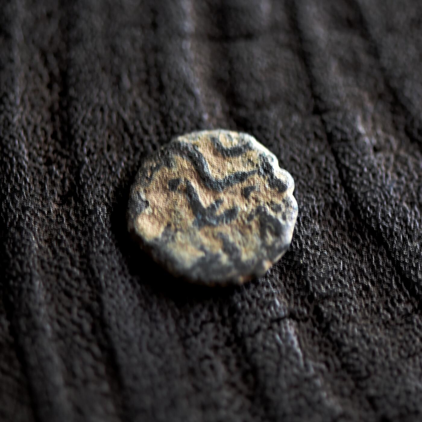 【良泉】【2025年最后一场】12月18日晚19.30点开拍！188组【直播场】西方古代钱币、丝路杂项、印章！ 【藏家出品A】约850-1000年，喀布尔地区的沙希王朝打制“狮子/大象”吉塔尔，0.68克