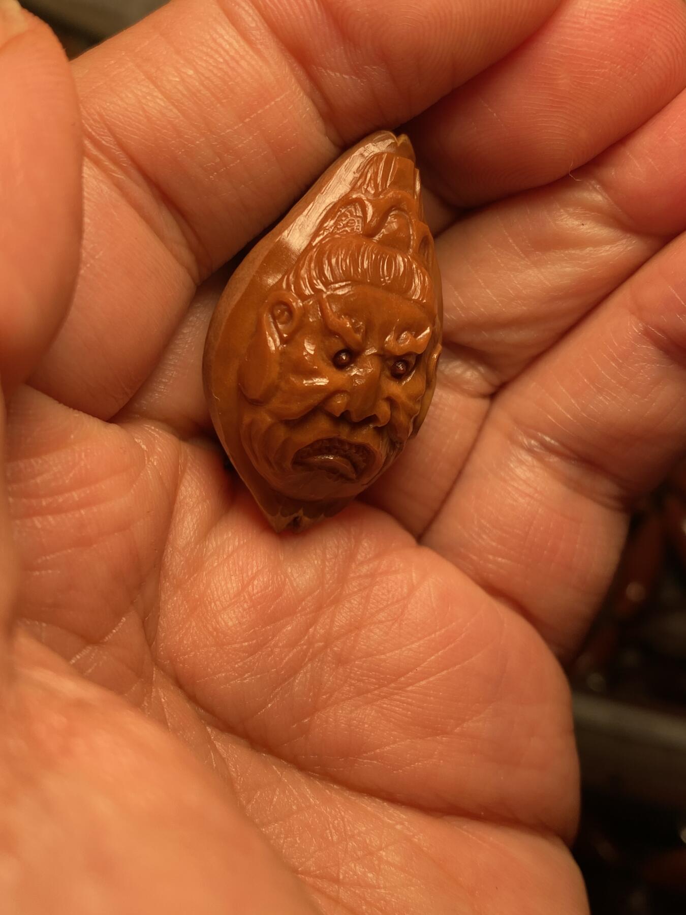 中国非物质文化遗产，苏工核雕 福利苏工核雕，纯手工雕刻，老苏工门神，个性十足，等待有缘人，市场无同款，尺寸2。2x3.7喜欢的来