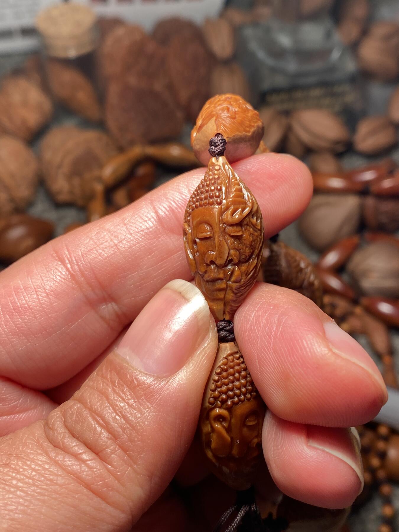 中国非物质文化遗产，苏工核雕 福利苏工核雕，纯手工雕刻，老苏工20年老核一念之间，个性十足，等待有缘人尺寸1。4x2.75喜欢的来