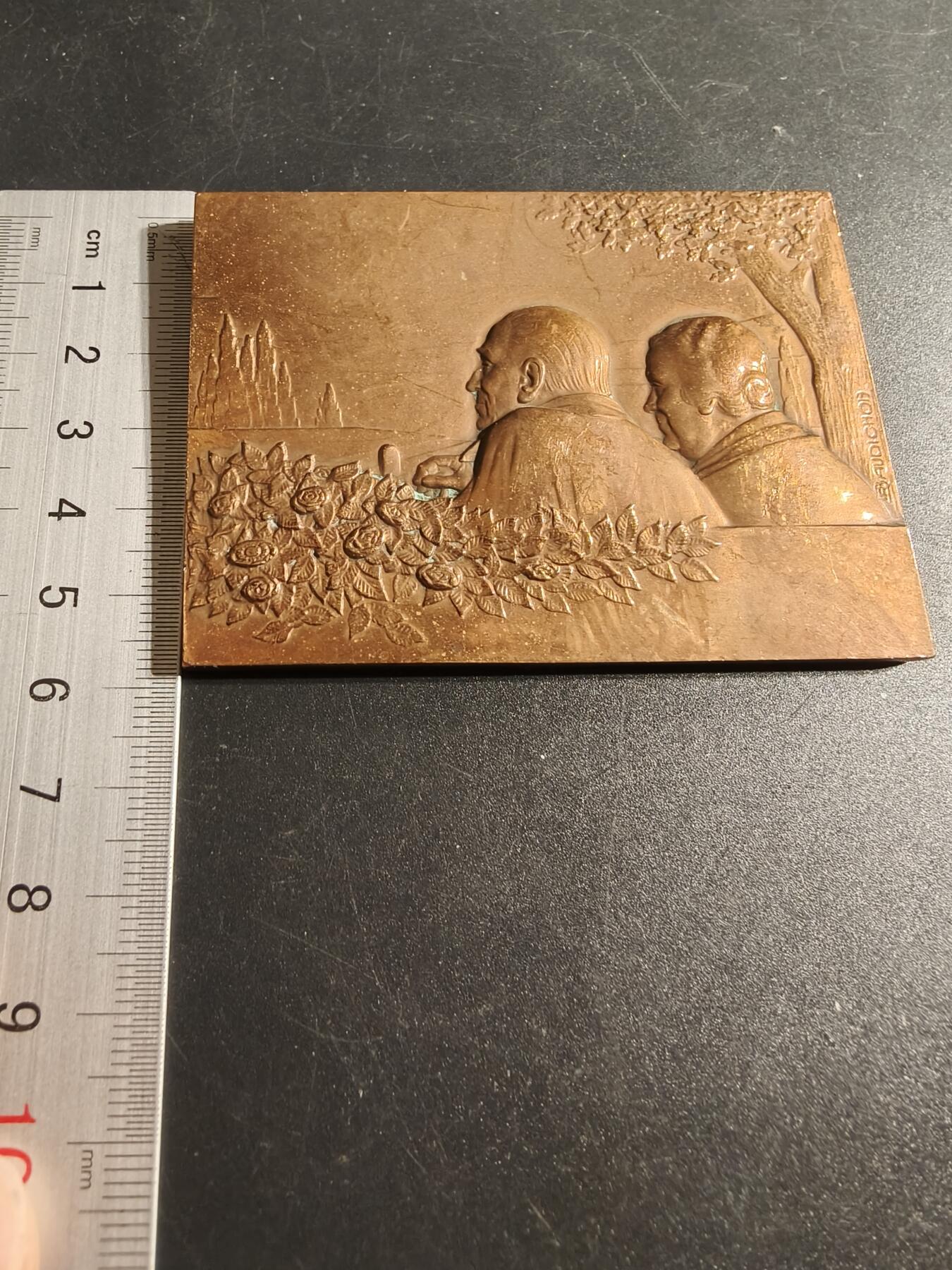 老王徽章第167期 法国金婚方形大铜章     尺寸78×58mm.    重量203.1g