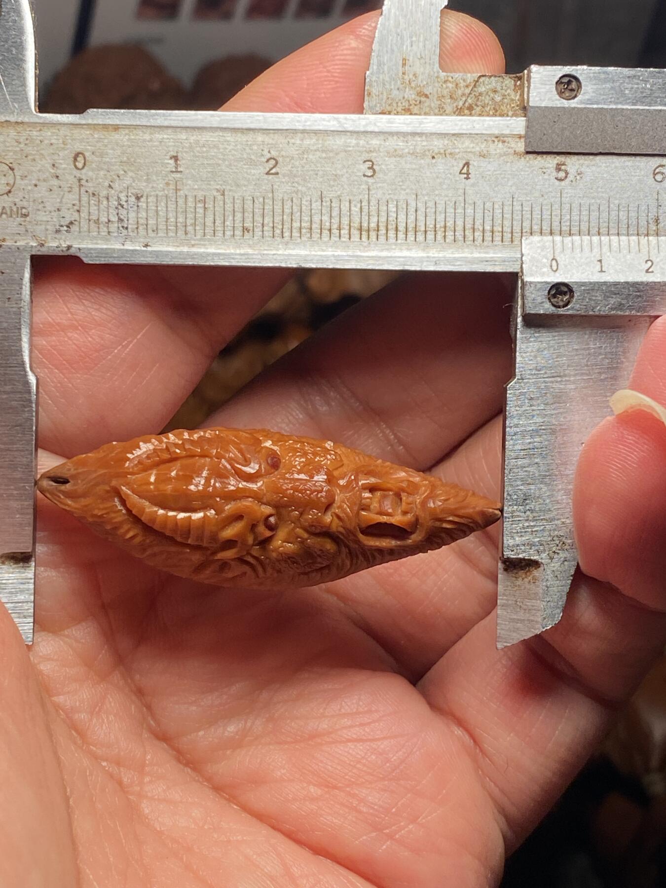 中国非物质文化遗产，苏工核雕 福利苏工核雕，纯手工雕刻，老苏工不动冥王，个性十足，等待有缘人尺寸1。75x4.9喜欢的来