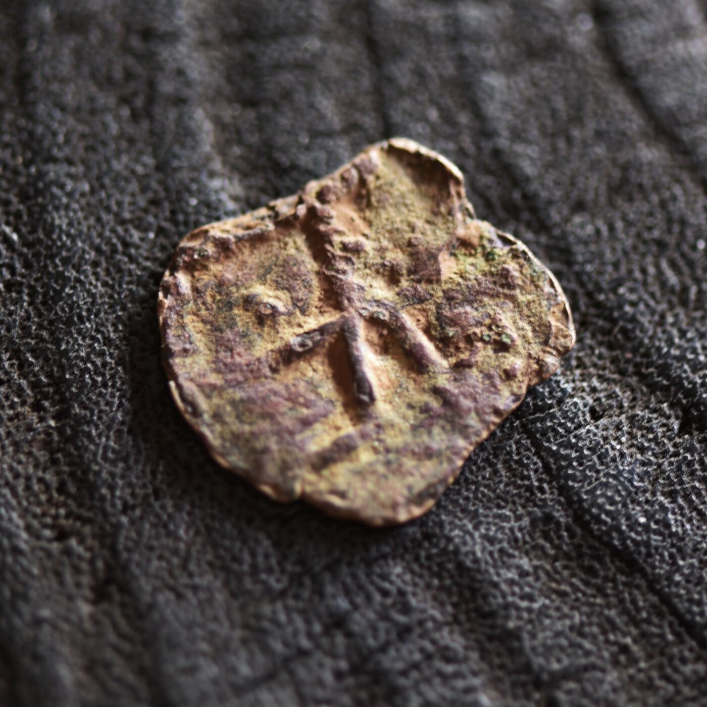 【良泉】【2025年最后一场】12月18日晚19.30点开拍！188组【直播场】西方古代钱币、丝路杂项、印章！ 公元 195-230年【古印度】巴克特里亚地区的柔然人模仿贵霜钱币样式打制的小铜币，0.95克