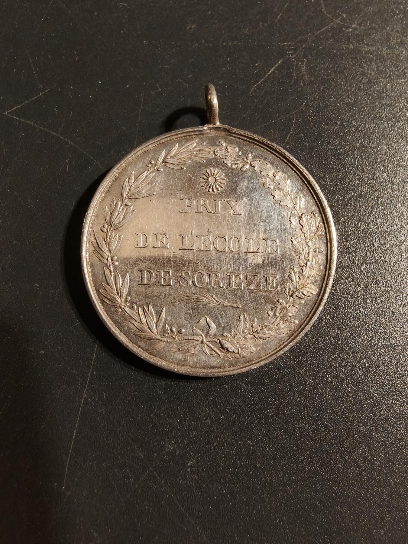 老王徽章第167期 法国索雷兹学校1816年银奖章    950银手指标    直径34mm.   重量21.6g.   