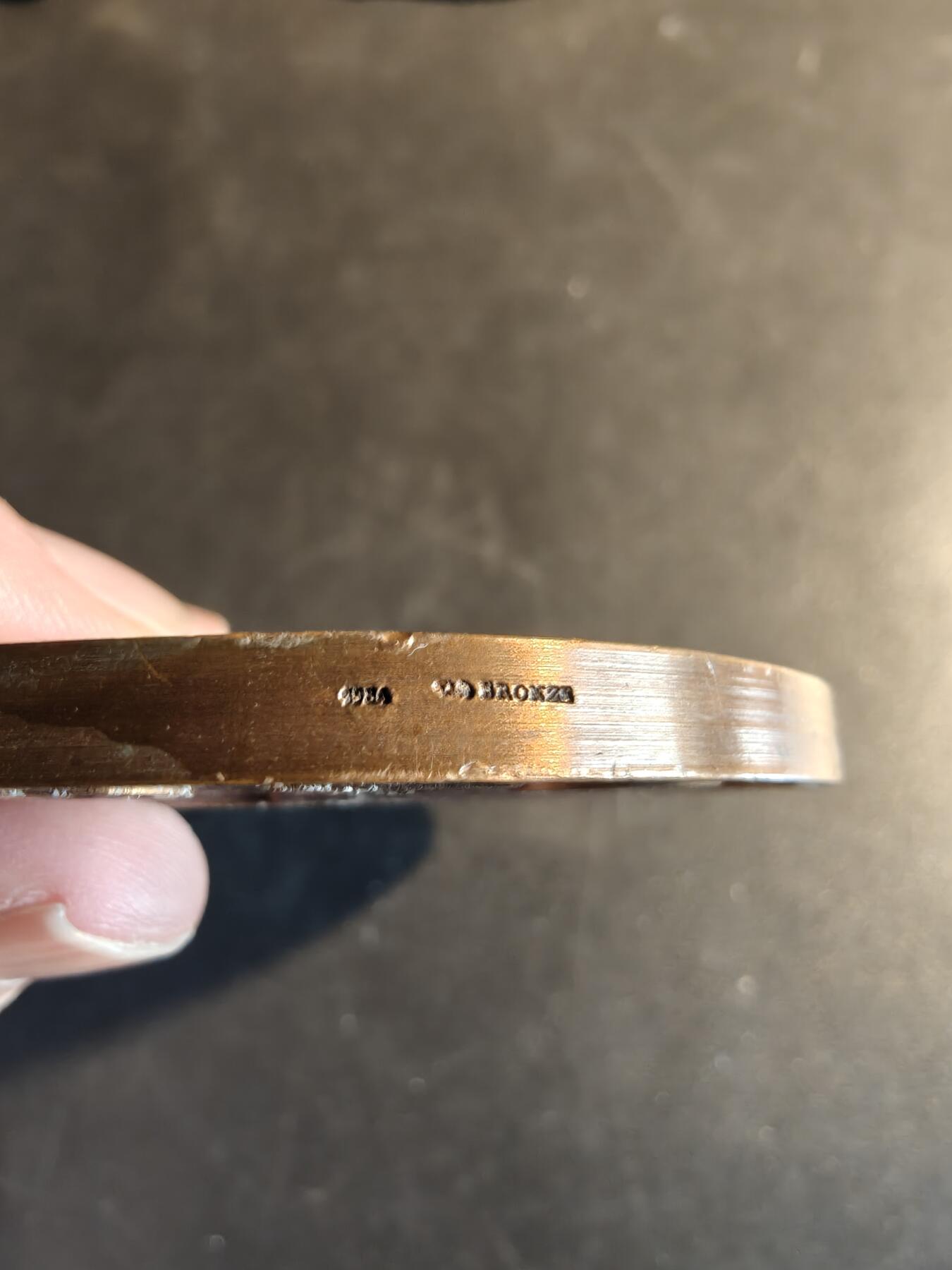 老王徽章第167期 法国道路交通安全委员会大铜章    直径72mm     重量190g