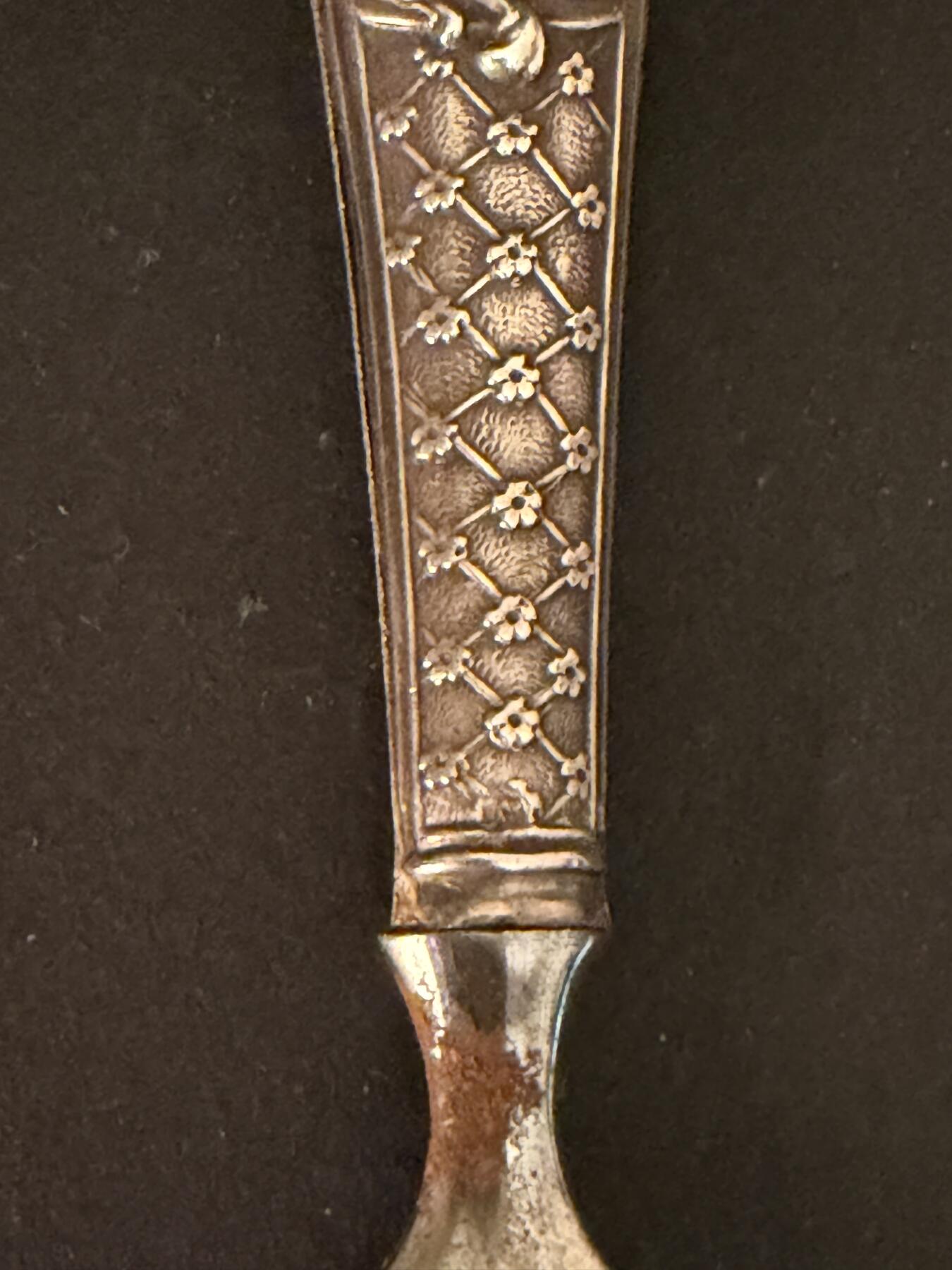 海外回流精品拍卖 法国回流纯银火漆印章与拆信刀套装 火漆印章尺寸：刀长约7.2cm，重18.5cm；拆信刀尺寸：12.6cm，20g。 雕花工艺精美。