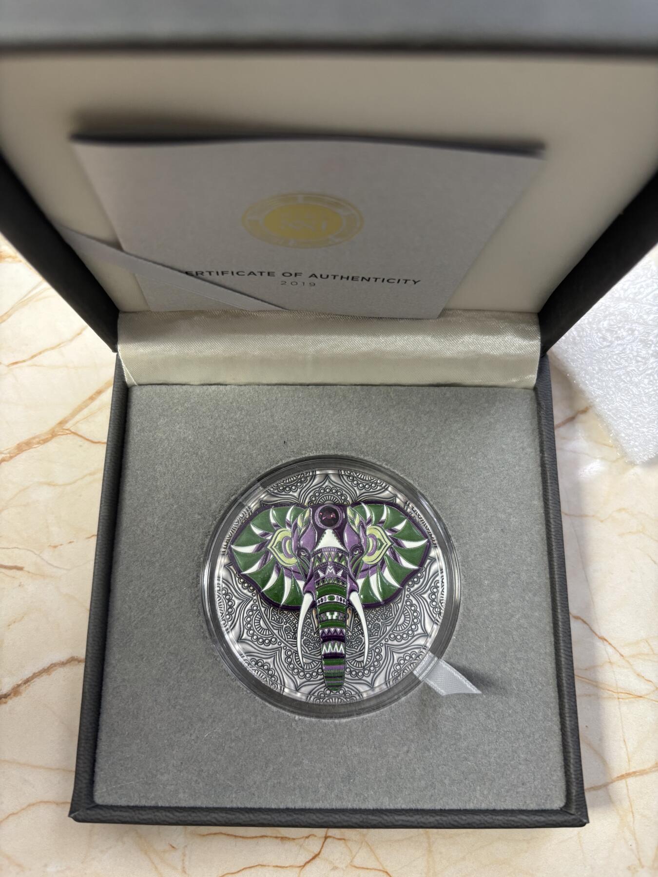 第184期拍卖 纽埃2019年曼陀罗黄金对称系列大象,2盎司高浮雕仿古镶嵌紫红施华洛世奇彩色银币.999银银价862，发行500枚