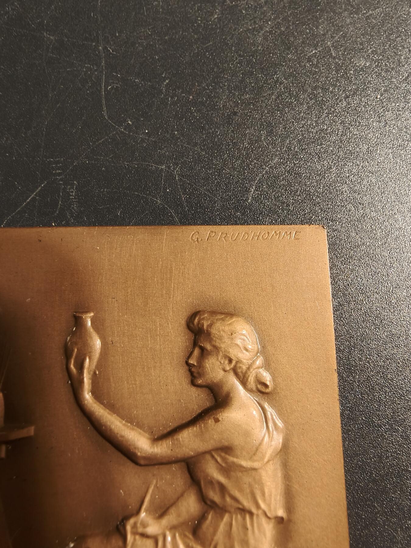 老王徽章第167期 法国陶瓷工业联合会方形大铜章    原盒     大师普鲁多姆作品    尺寸65×49mm.    重量113.6g