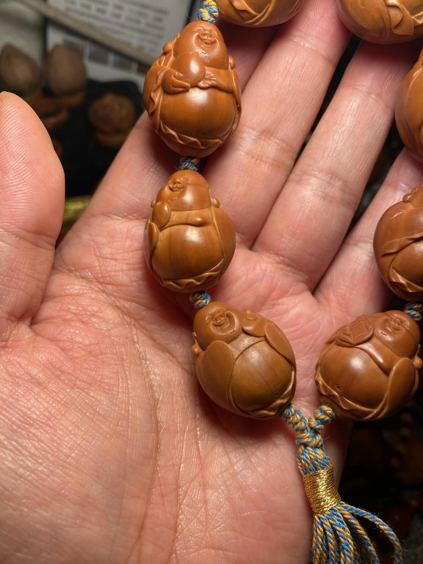 中国非物质文化遗产，苏工核雕 福利苏工核雕，纯手工雕刻，老苏工八宝弥勒，大尺寸，核质红，等待有缘人，市场无同款，尺寸2。3x2.9喜欢的来