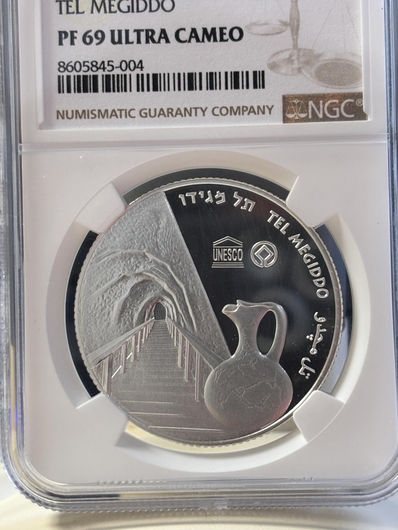 第183期拍卖 以色列2012年圣经系列美吉多山2新谢克尔PROOF银币NGC PF69UC，发行量3000枚，999银。美吉多山是《圣经·启示录》中世界末日善与恶最终决战之地，正面设计陶壶和山谷，通过透视图技法，尤其是山谷及通向内部的栈道，给人一种向里走的感觉，在二维平面银币表现出三维立体効果。原盒证封齐全。
