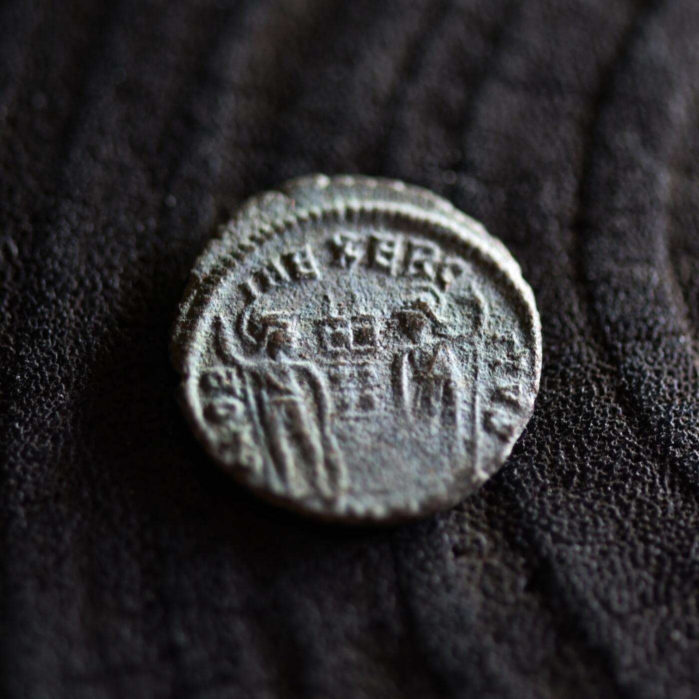 【良泉】【2025年最后一场】12月18日晚19.30点开拍！188组【直播场】西方古代钱币、丝路杂项、印章！ 公元337-361年【古罗马】君士坦提乌斯二世“士兵军旗”铜币，2.2克