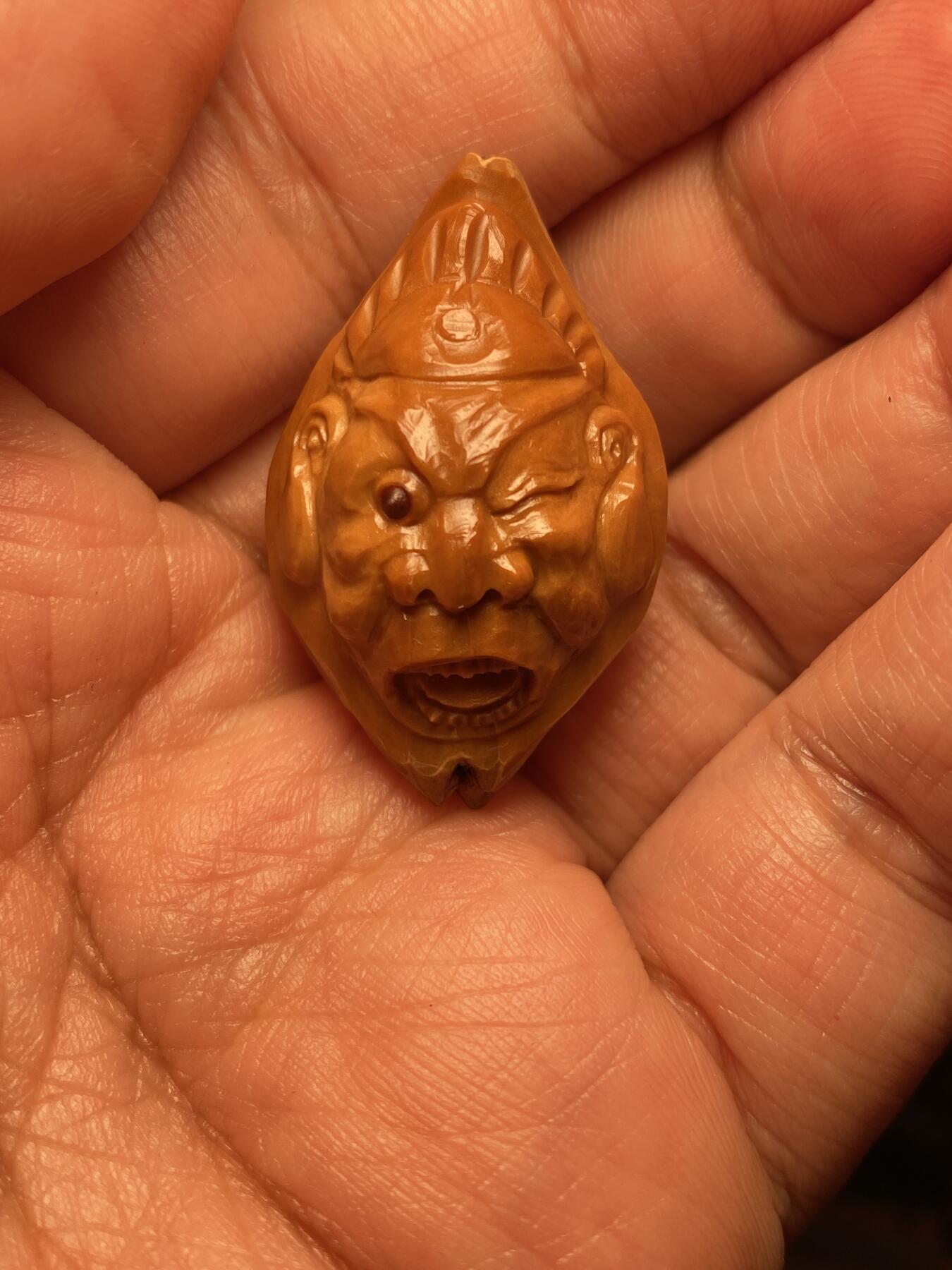 中国非物质文化遗产，苏工核雕 福利苏工核雕，纯手工雕刻，老苏工锦衣卫，个性十足，等待有缘人，市场无同款，尺寸2。35x3.6喜欢的来