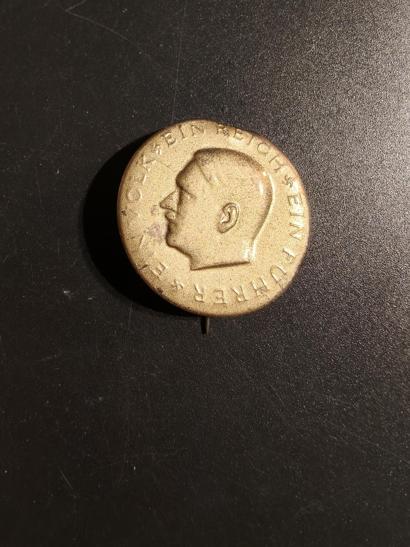 老王徽章第167期 德三小胡子（一个民族，一个帝国，一个元首）口号证章