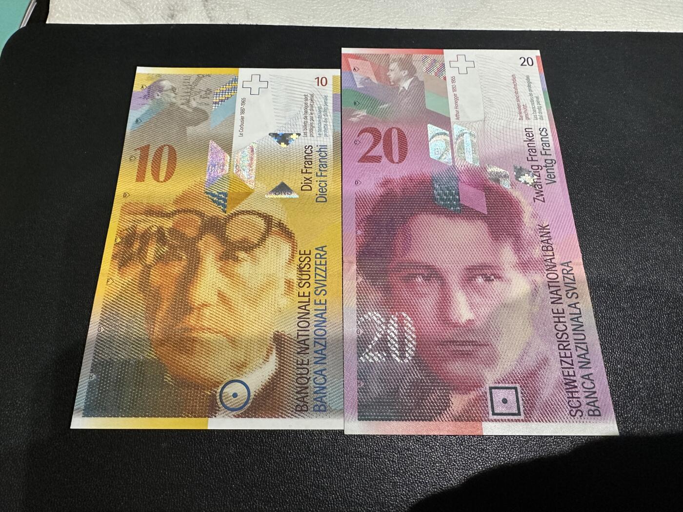 《外钞收藏家》第五百九十期（欧洲强钞、港币、硬通货及丰富裸币大拍场）（本平台长期征集拍品、欢迎藏友们联系合作） 瑞士人像竖版10、20法郎 2张一起 全新UNC（20是A冠） 都是尾8
