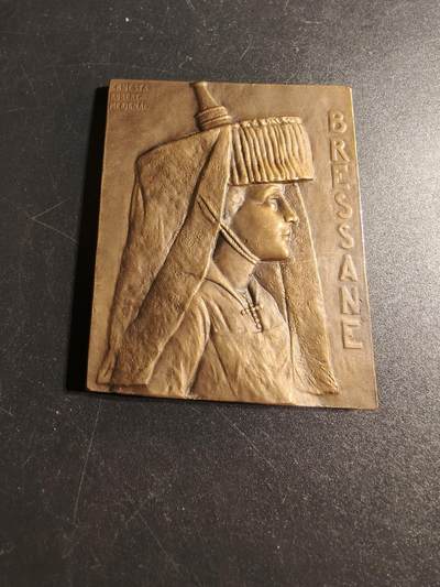 老王徽章第167期 - 法国勃艮第布莱斯传统女性方形大铜章     高浮雕     尺寸49×63mm.    重量106.7g