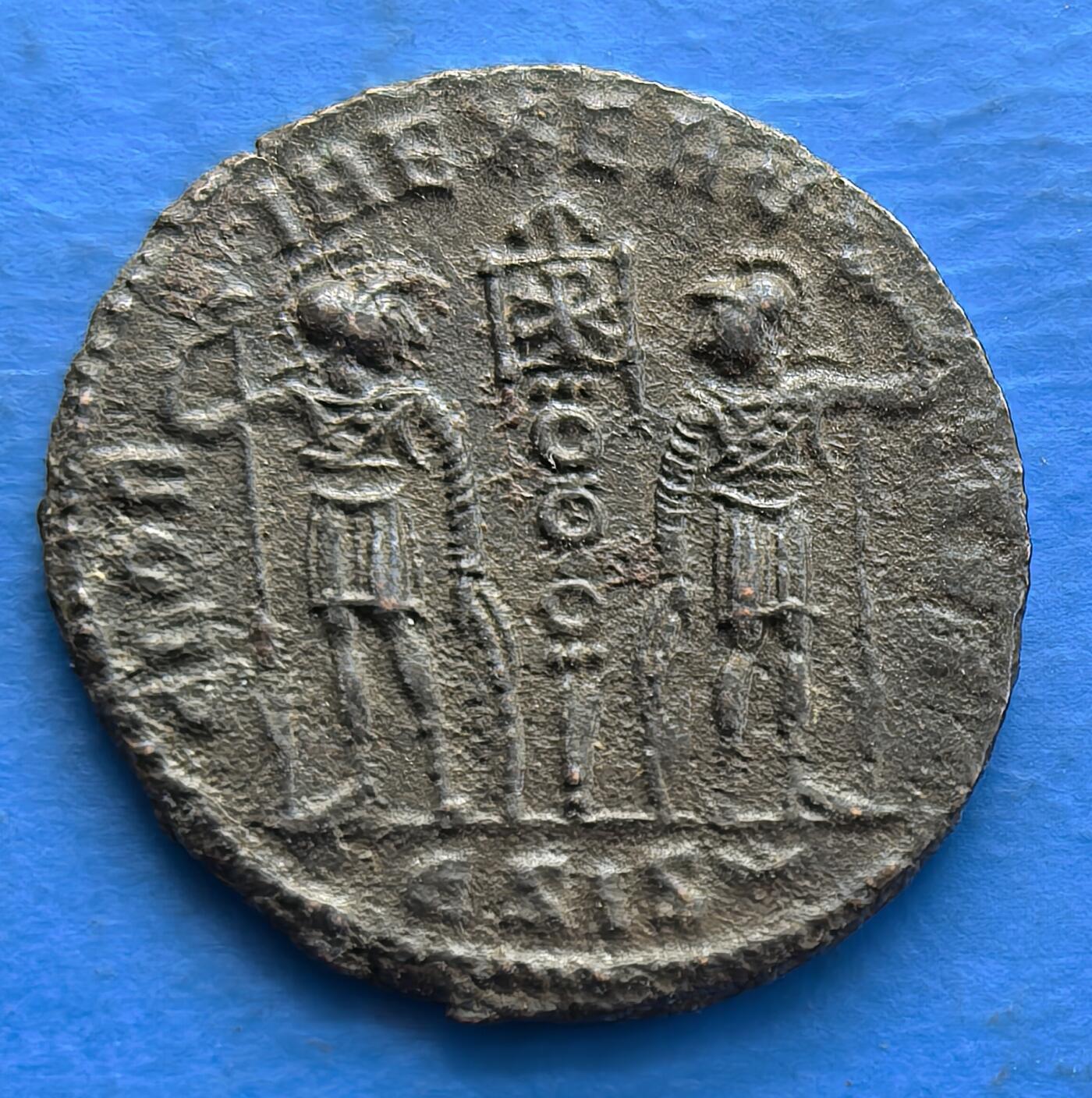 外国优质老铜币银币，周六九点倒数截拍，满百包邮，可寄存半年，喜欢朋友微信扫描二维码可直接参拍 细节不错的古罗马币