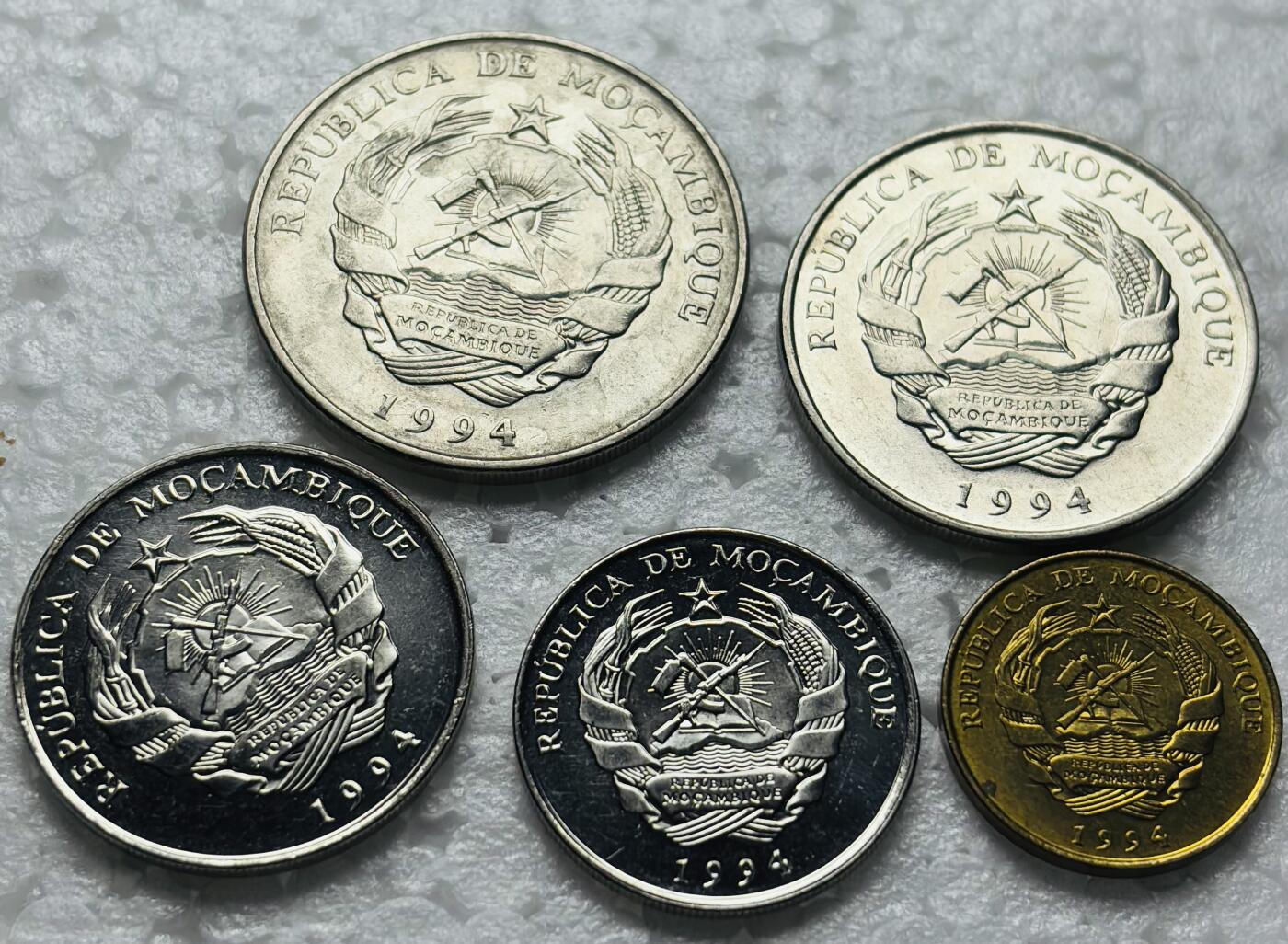 文馨钱币收藏第 284 场，【 长期接收代拍品】老藏家拍品南朝鲜李承晚时期货币，泰国大型纪念币，土耳其各时期及各国套币场 原光品相莫桑比克 5 枚套