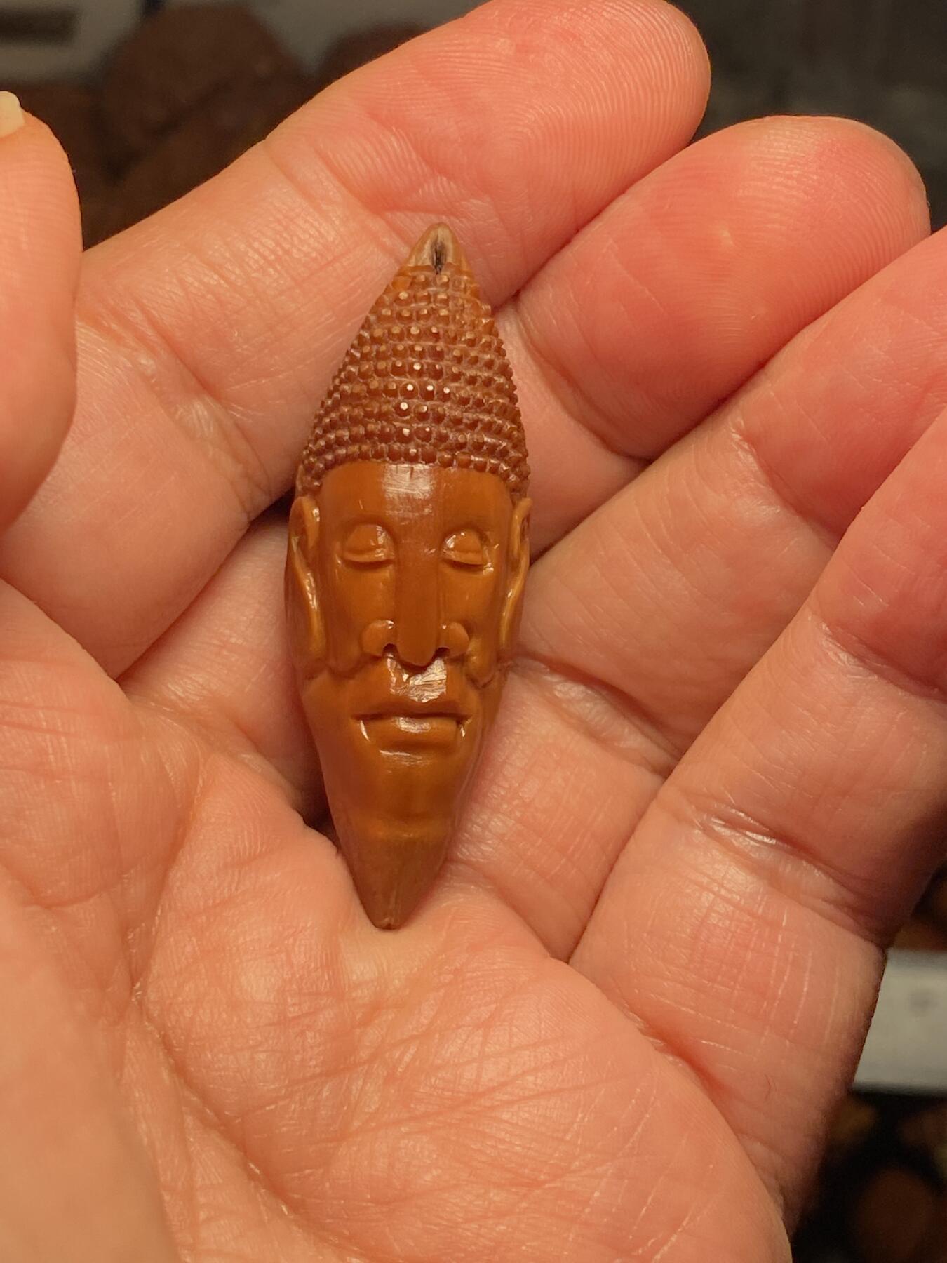 中国非物质文化遗产，苏工核雕 福利苏工核雕，纯手工雕刻，老苏工柳叶佛头，个性十足，等待有缘人尺寸1。6x4.7喜欢的来