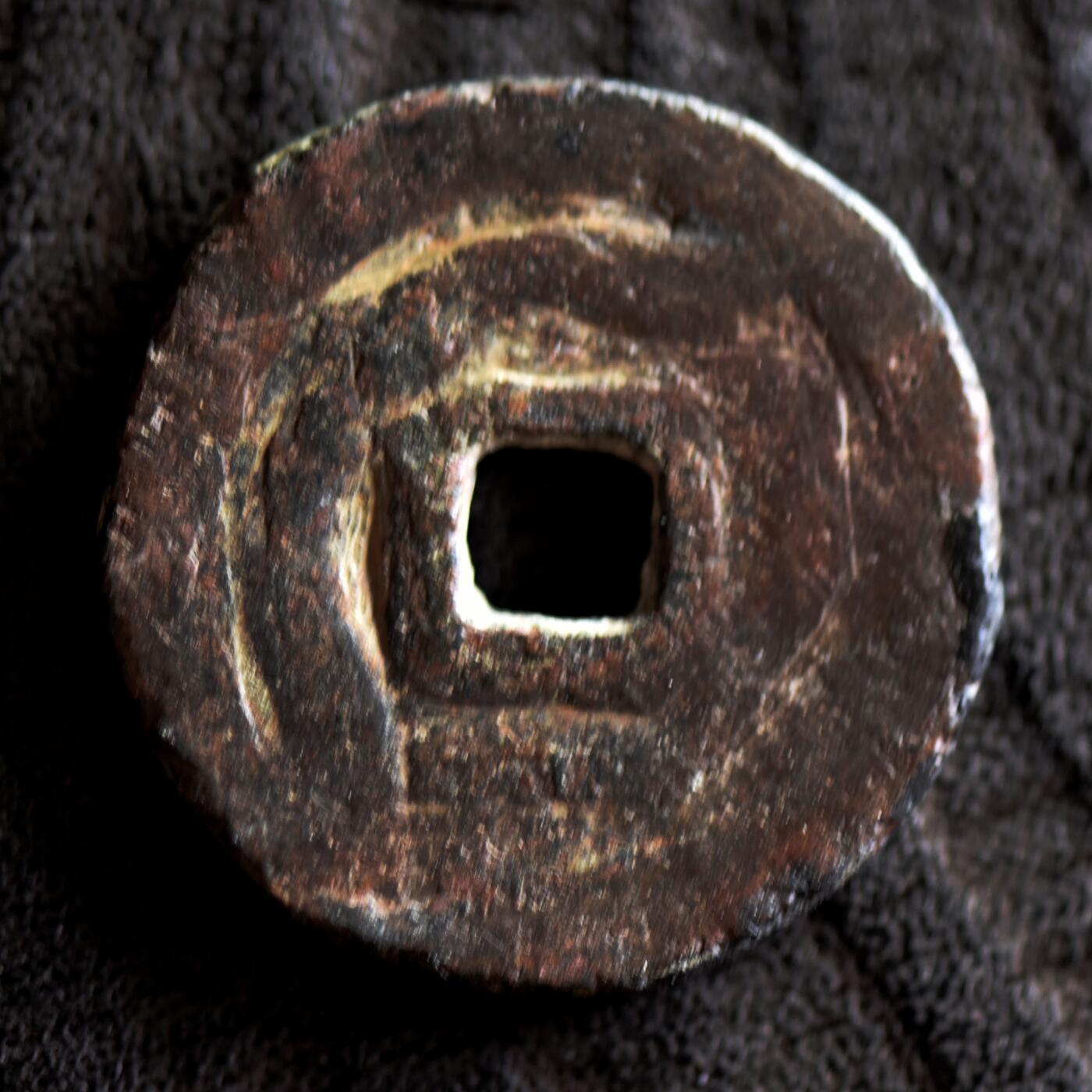 【良泉】【2025年最后一场】12月18日晚19.30点开拍！188组【直播场】西方古代钱币、丝路杂项、印章！ 【厚重】公元716-738年【丝绸之路】粟特，突骑施铜币超大样，苏禄可汗所铸（相当于唐玄宗李隆基开元年间早期）5.47克