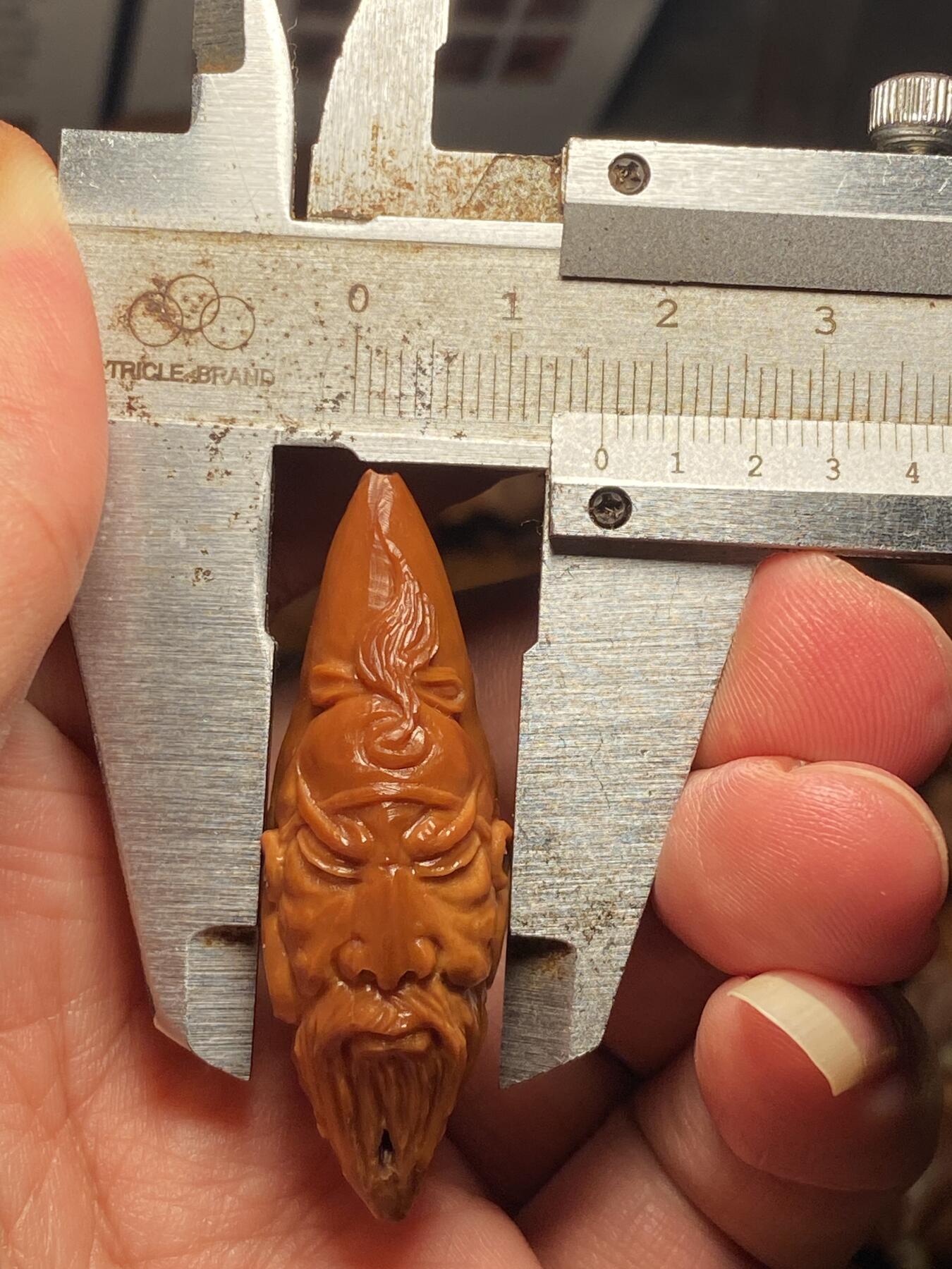 中国非物质文化遗产，苏工核雕 福利苏工核雕，纯手工雕刻，老苏工留刀痕关二哥个性十足，等待有缘人尺寸1。6x4.8喜欢的来