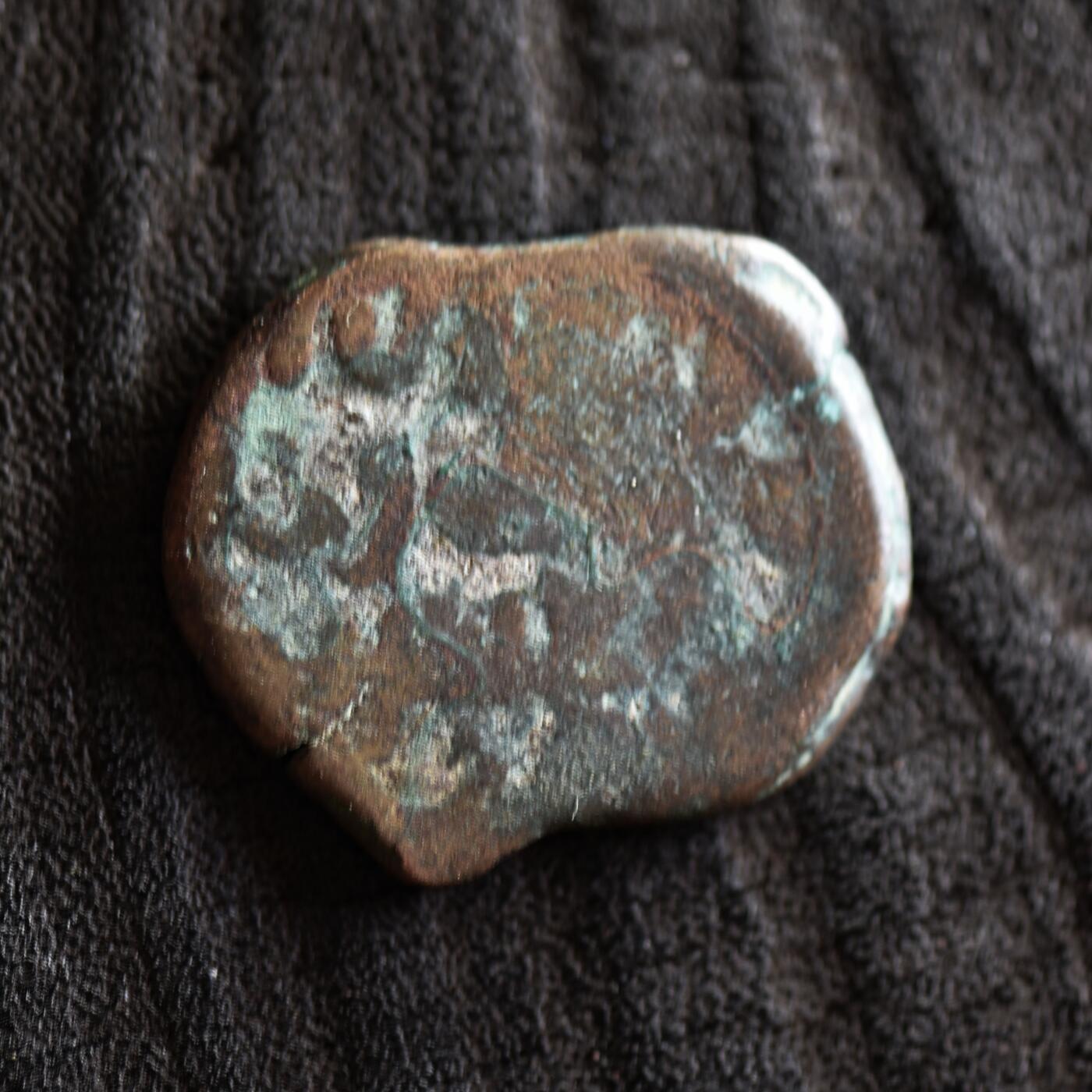 【良泉】【2025年最后一场】12月18日晚19.30点开拍！188组【直播场】西方古代钱币、丝路杂项、印章！ 公元1158–1180年【丝绸之路】东喀喇汗国，阿尔斯兰·汗·穆罕默德 ·易卜拉欣，法尔斯铜币，7.34克