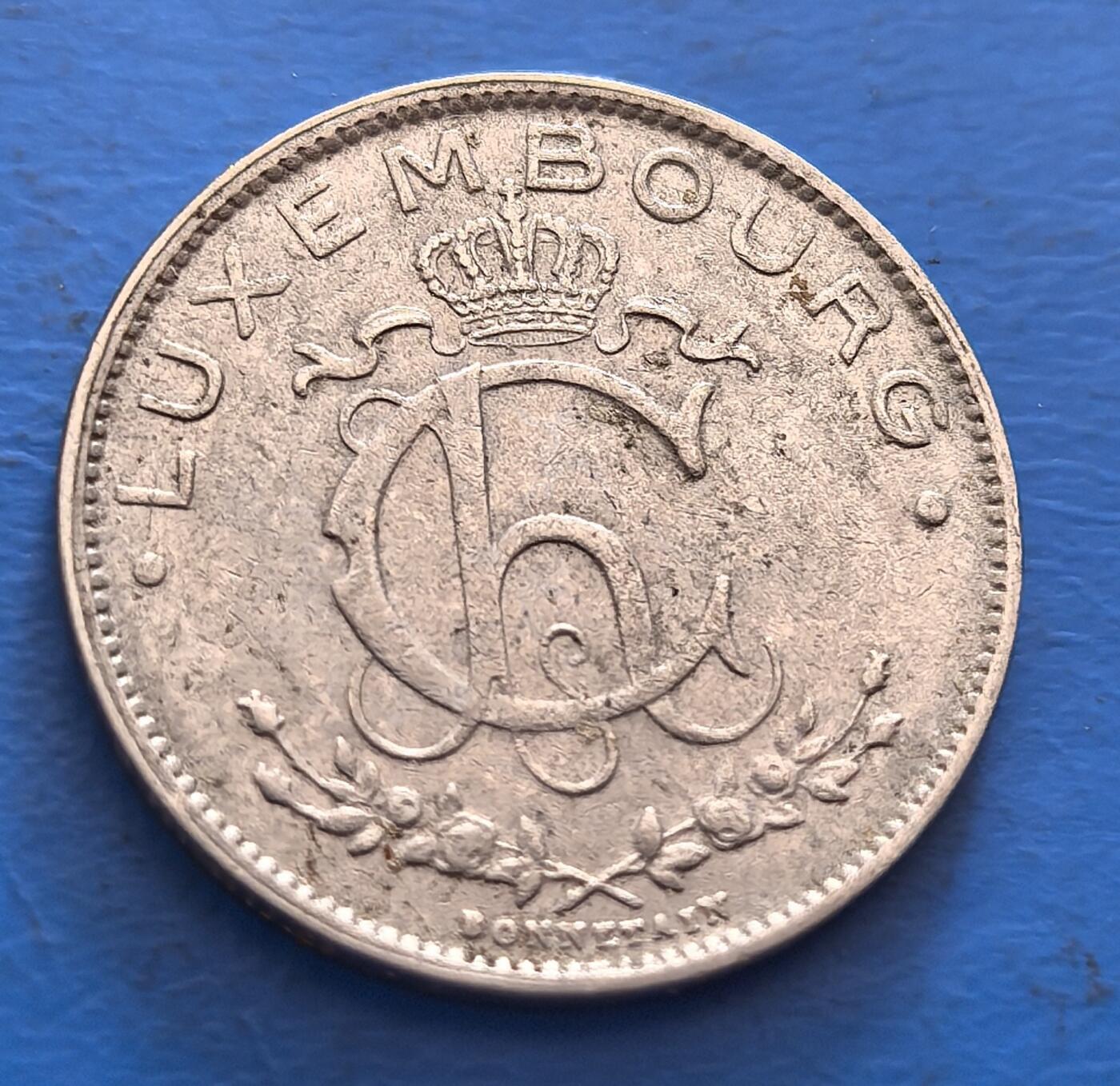 外国优质老铜币银币，周六九点倒数截拍，满百包邮，可寄存半年，喜欢朋友微信扫描二维码可直接参拍 卢森堡1924年1法郎