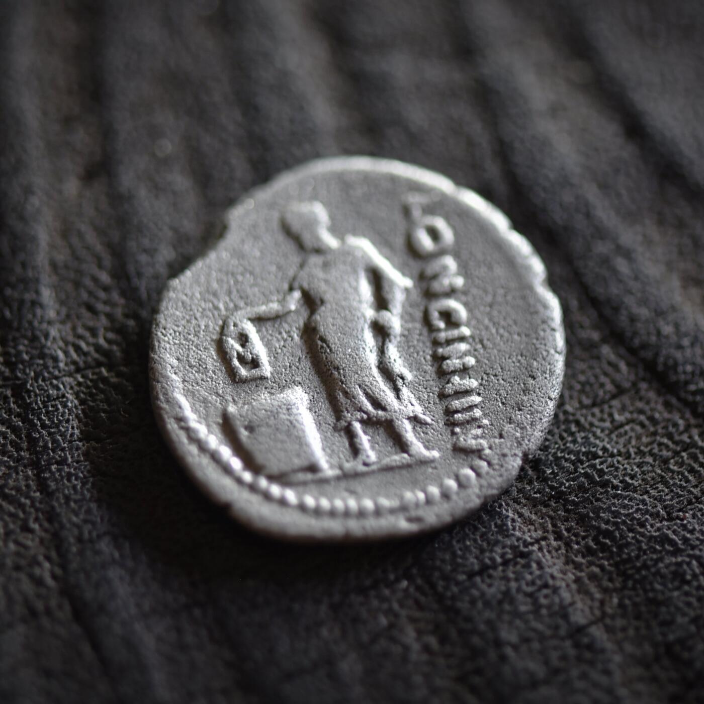 【良泉】【2025年最后一场】12月18日晚19.30点开拍！188组【直播场】西方古代钱币、丝路杂项、印章！ 【罕见】公元前63年【古罗马】共和时代，朗基努斯打制“选举”第纳尔银币，3.45克