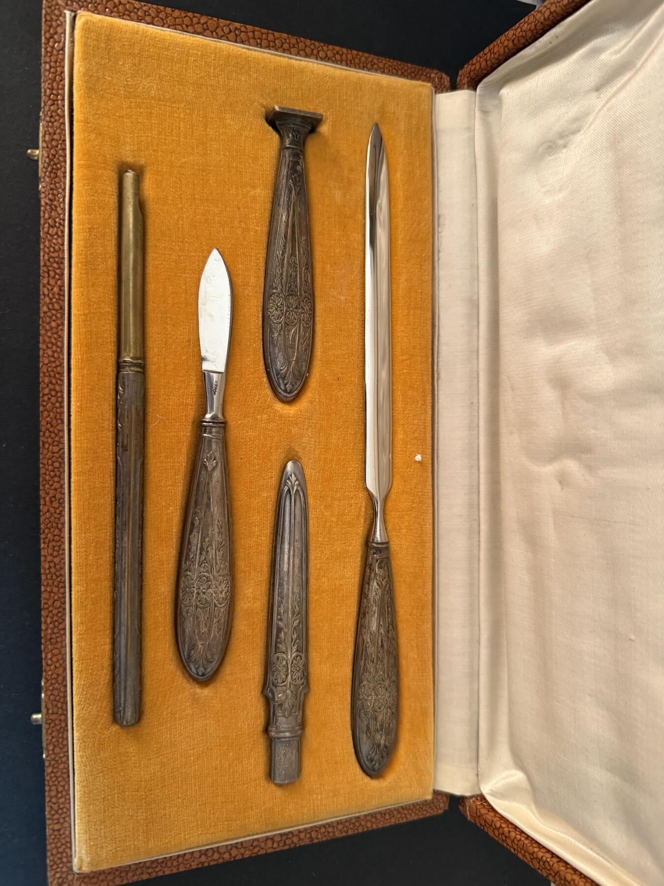 海外回流精品拍卖 法国回流西洋古董银制文房四宝套装 带原装盒。重89.6g，纹饰精美。