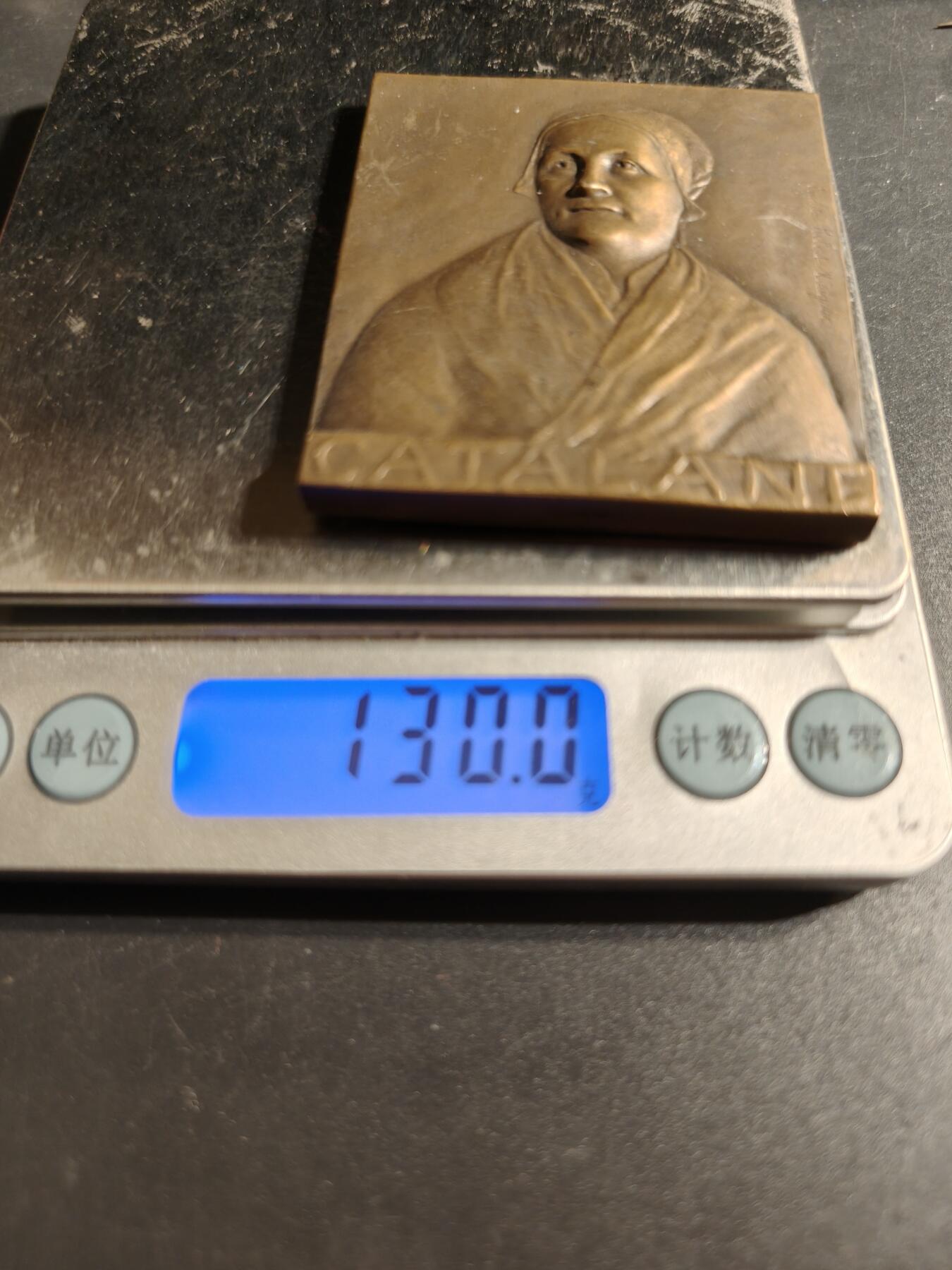 老王徽章第167期 法国19世纪加泰罗尼亚传统女性方形大铜章     高浮雕     尺寸52×63mm.     重量130g