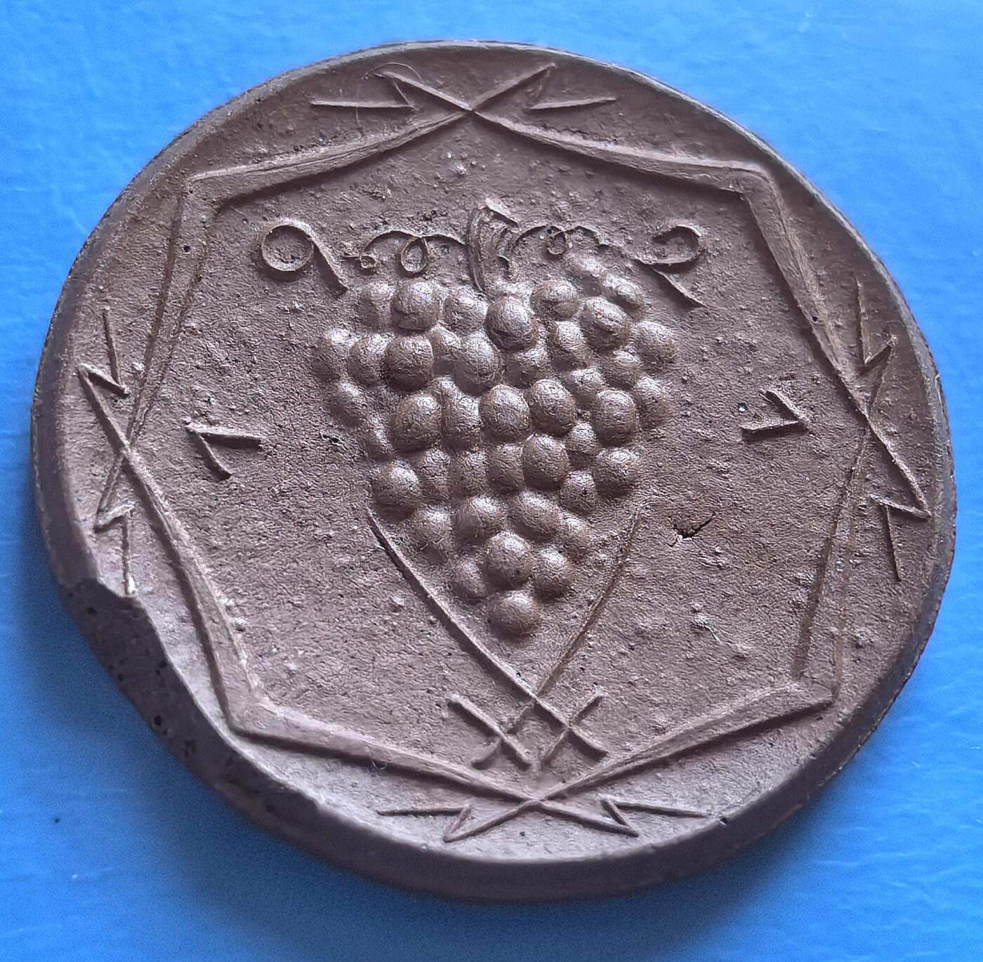 外国优质老铜币银币，周六九点倒数截拍，满百包邮，可寄存半年，喜欢朋友微信扫描二维码可直接参拍 德国基钦根县1921年葡萄1马克，边有小磕