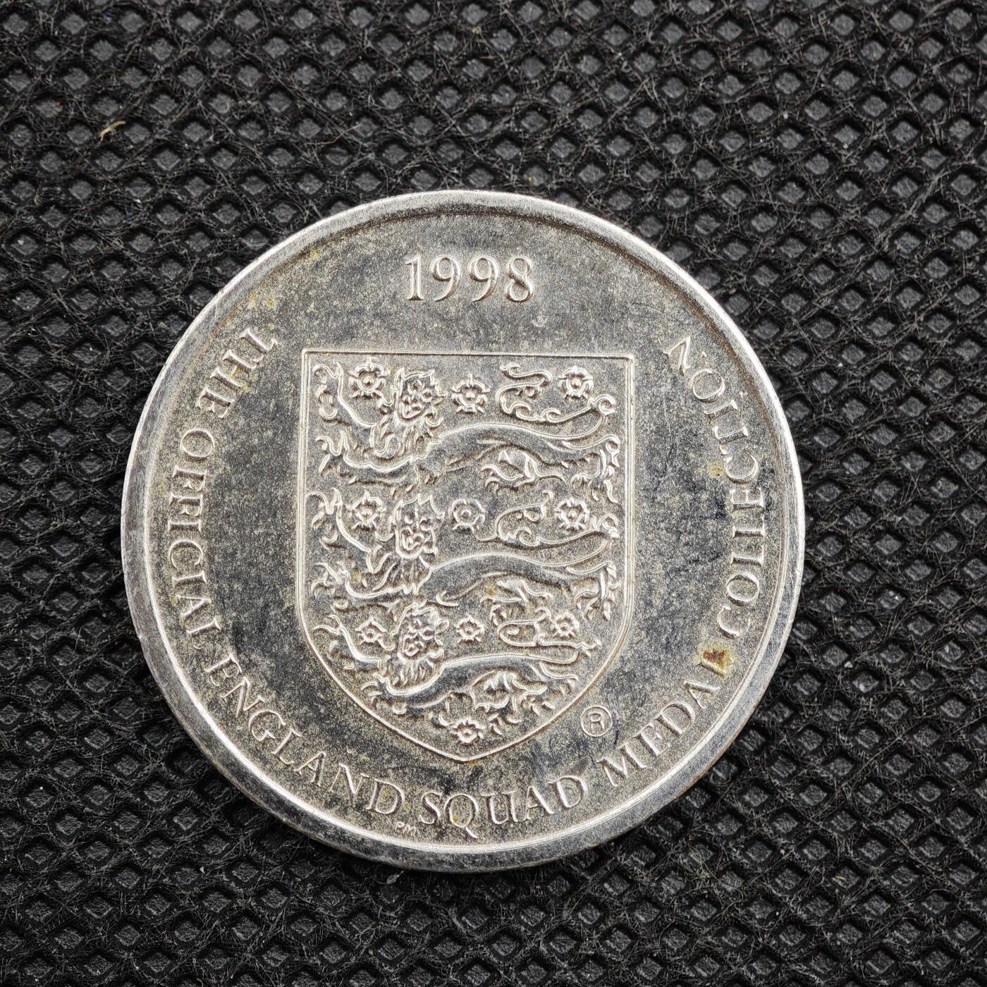 【淘币小摊】限时拍第八百一十六拍  纪念章场  满百包邮可预留两周  周一统一发货   英国1998年足球纪念章直径27mm