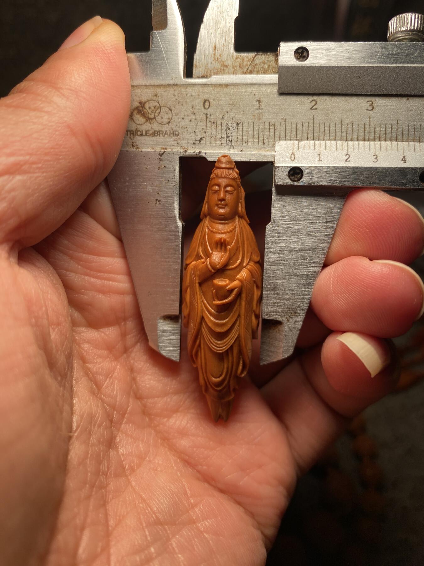 中国非物质文化遗产，苏工核雕 福利苏工核雕，纯手工雕刻，老苏工精品观音姐姐，个性十足，等待有缘人尺寸1。65x5.3喜欢的来