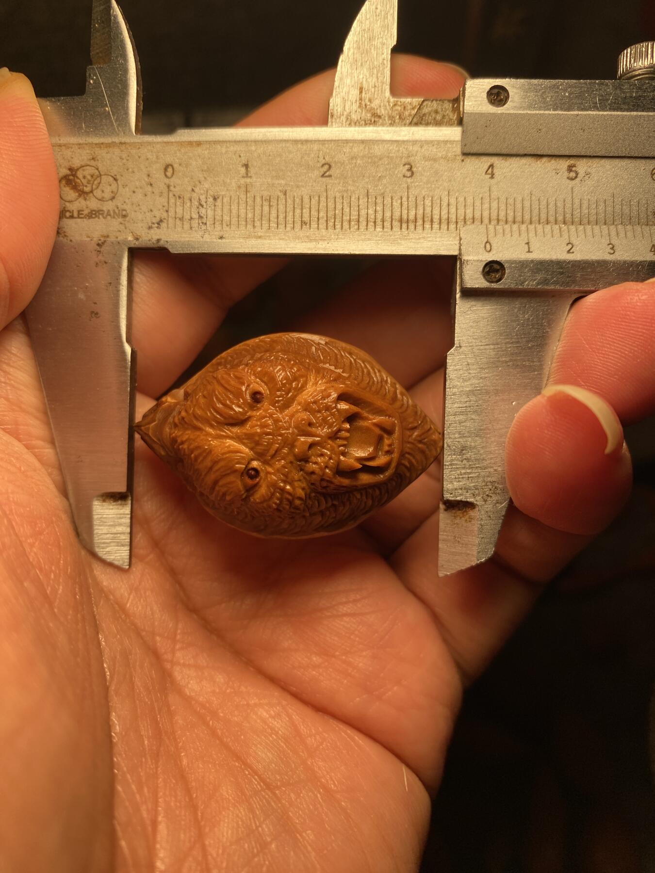 中国非物质文化遗产，苏工核雕 福利苏工核雕纯手工雕刻，老苏工君临天下，狮虎兽，个性十足，表情丰富，等待有缘人，市场无同款，尺寸2。6x3.95喜欢的来