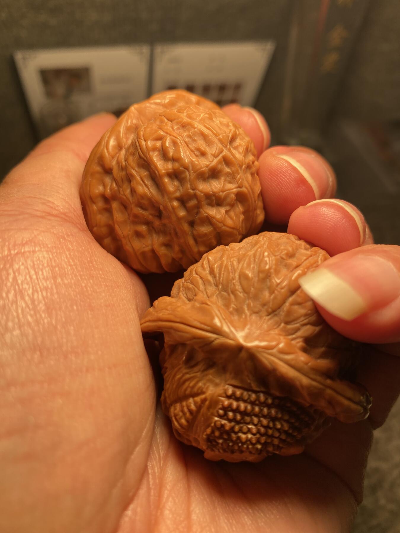 中国非物质文化遗产，苏工核雕 福利苏工核桃雕纯手工雕刻，老苏工佛魔一念，个性十足，表情丰富，等待有缘人，市场无同款，尺寸4。3喜欢的来