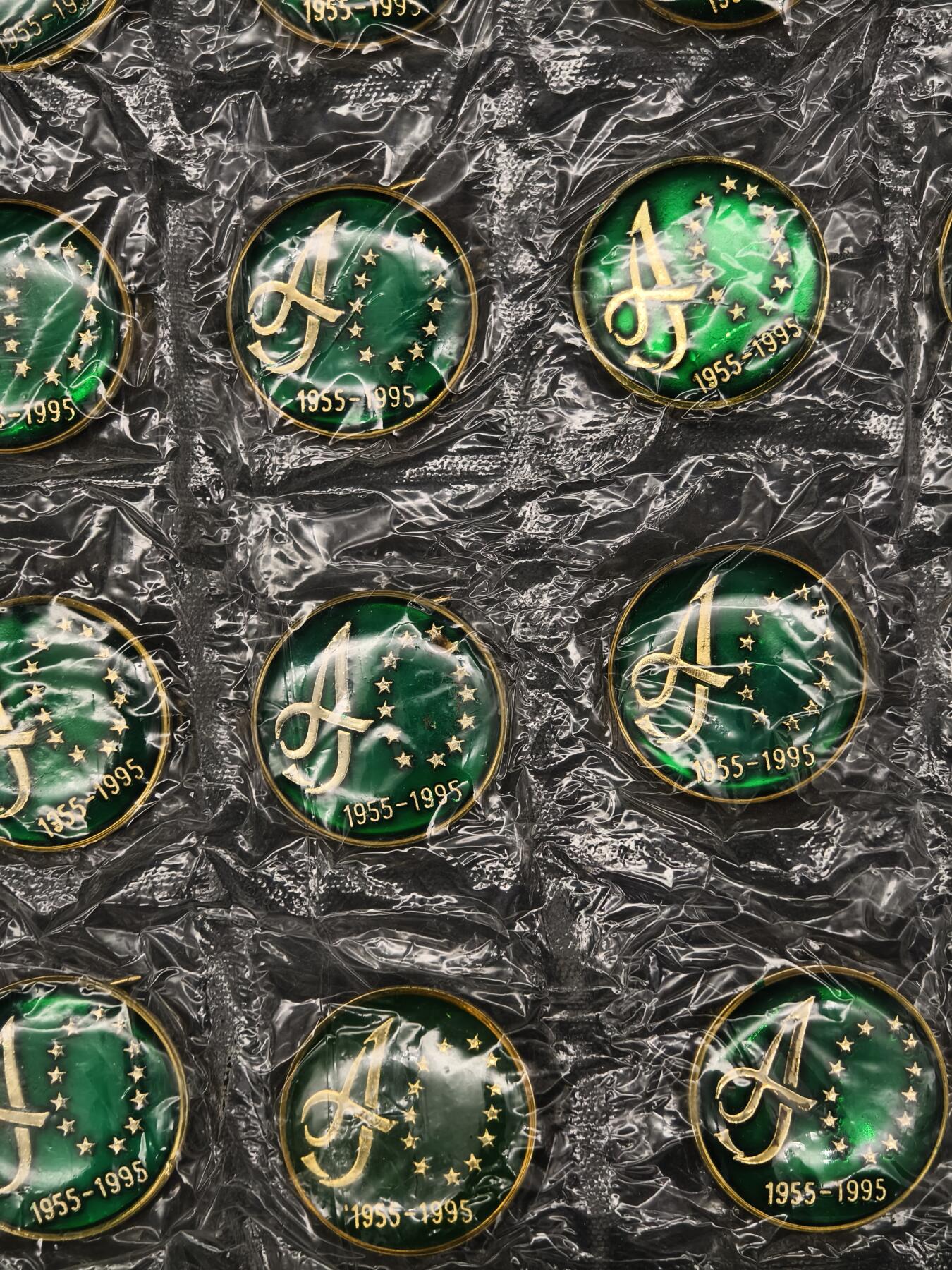 90期回流戒指饰品杂件纪念章丝路钱币专场 新疆自治区成立四十周年