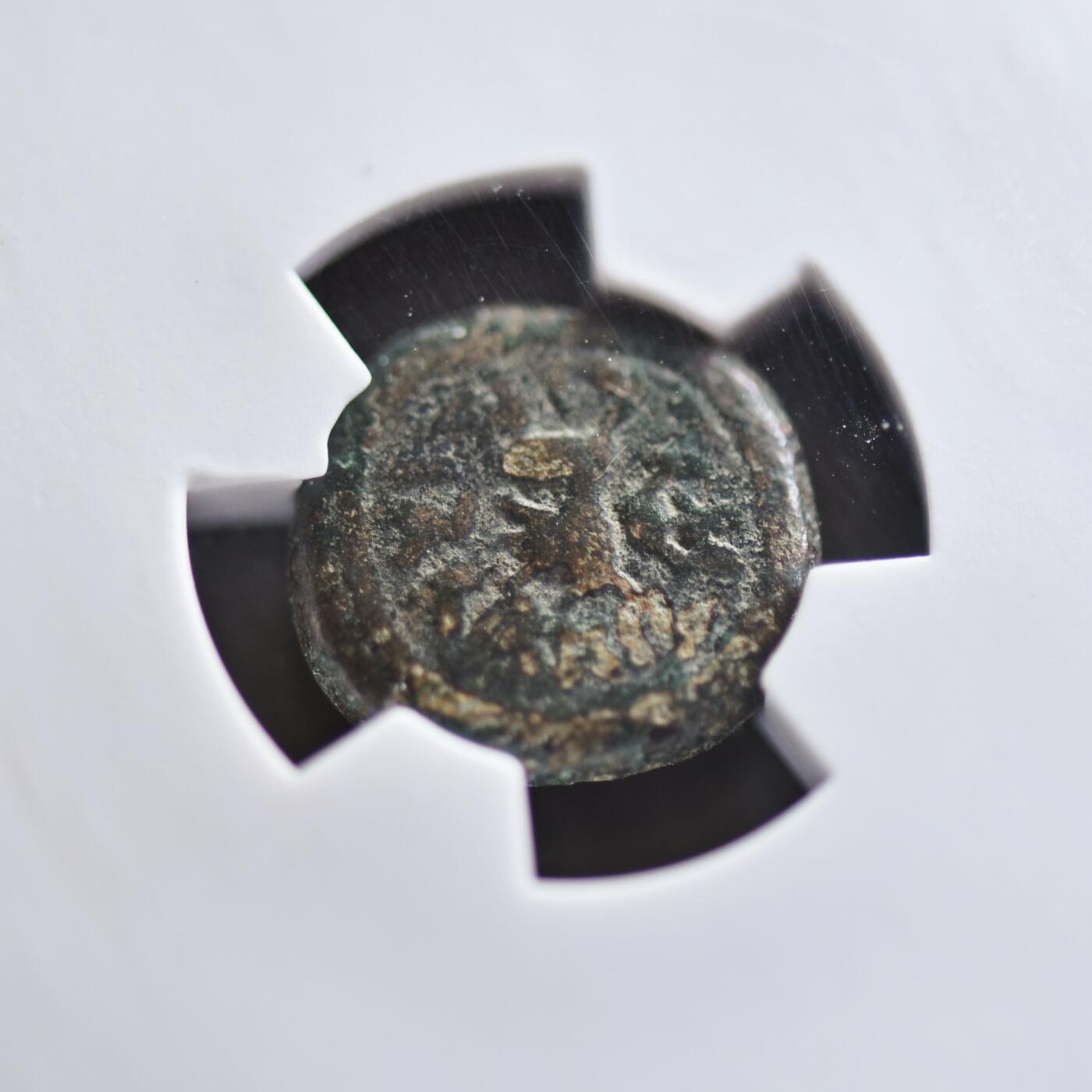 【良泉】【2025年最后一场】12月18日晚19.30点开拍！188组【直播场】西方古代钱币、丝路杂项、印章！ 【藏家出品A】公元106-130年，埃兰王国的奥罗德斯二世打制，背面为天空之神贝罗斯（Belos）和阿拉米铭文。一德拉克马铜币，3.4克