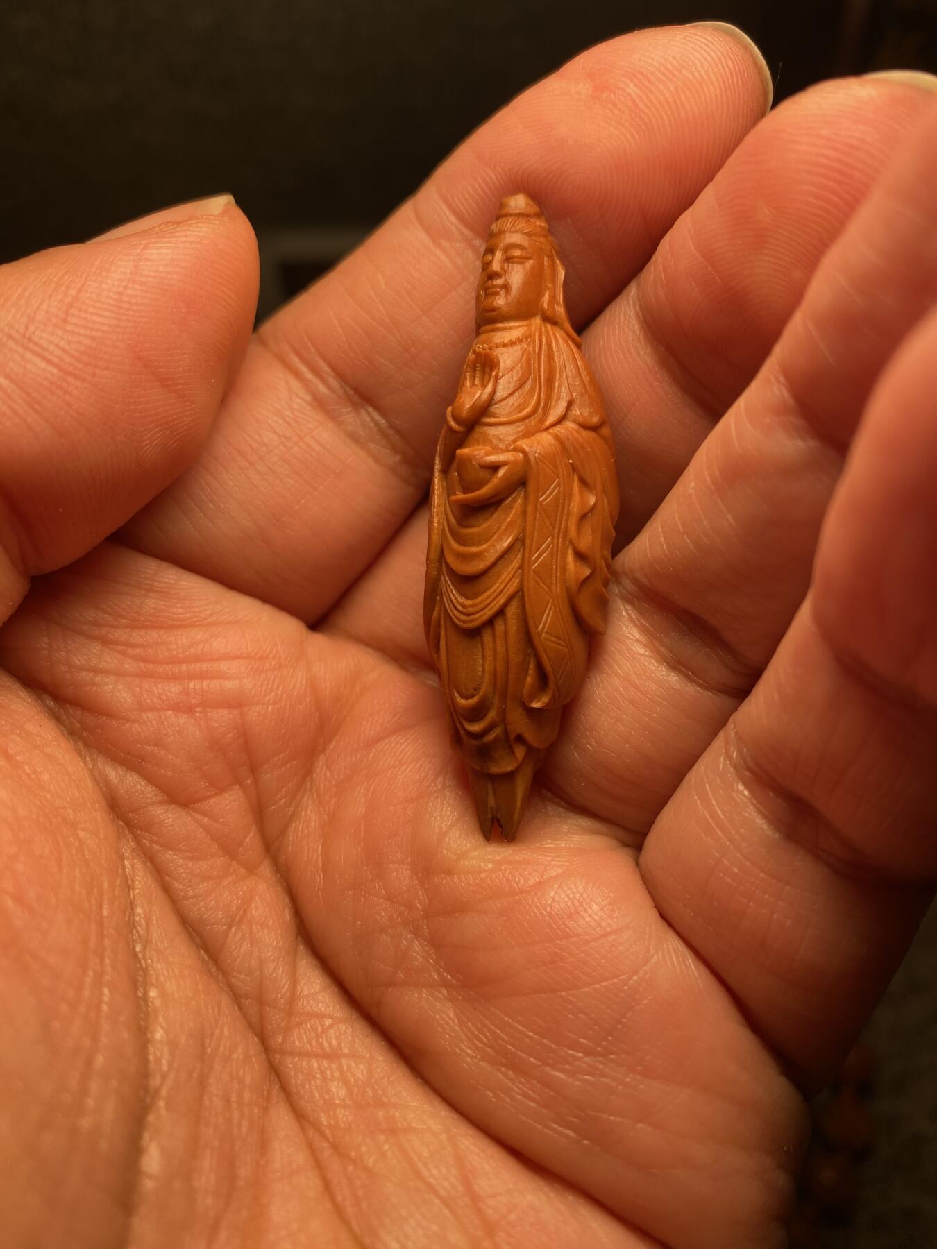 中国非物质文化遗产，苏工核雕 福利苏工核雕，纯手工雕刻，老苏工精品观音姐姐，个性十足，等待有缘人尺寸1。65x5.3喜欢的来