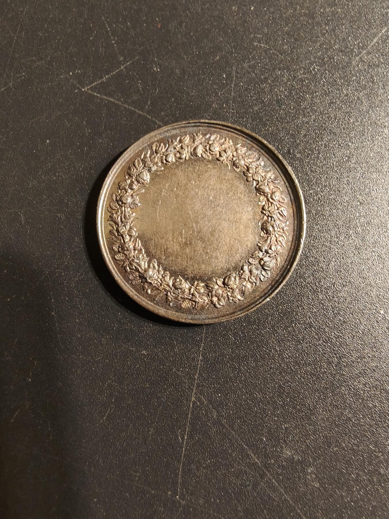 老王徽章第167期 法国银婚章    950银   极早期无边铭    直径27mm.   重量9.2g