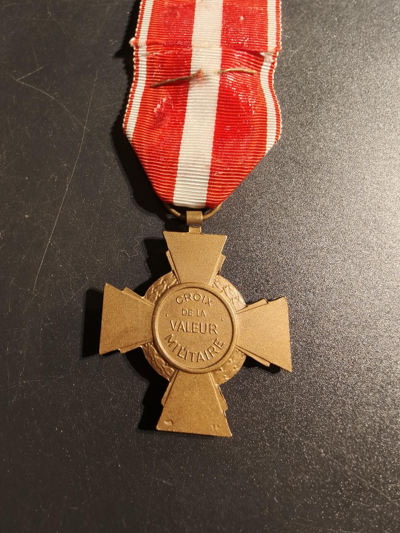 老王徽章第167期 法国海外行动版战斗十字奖章     一颗铜星勋饰