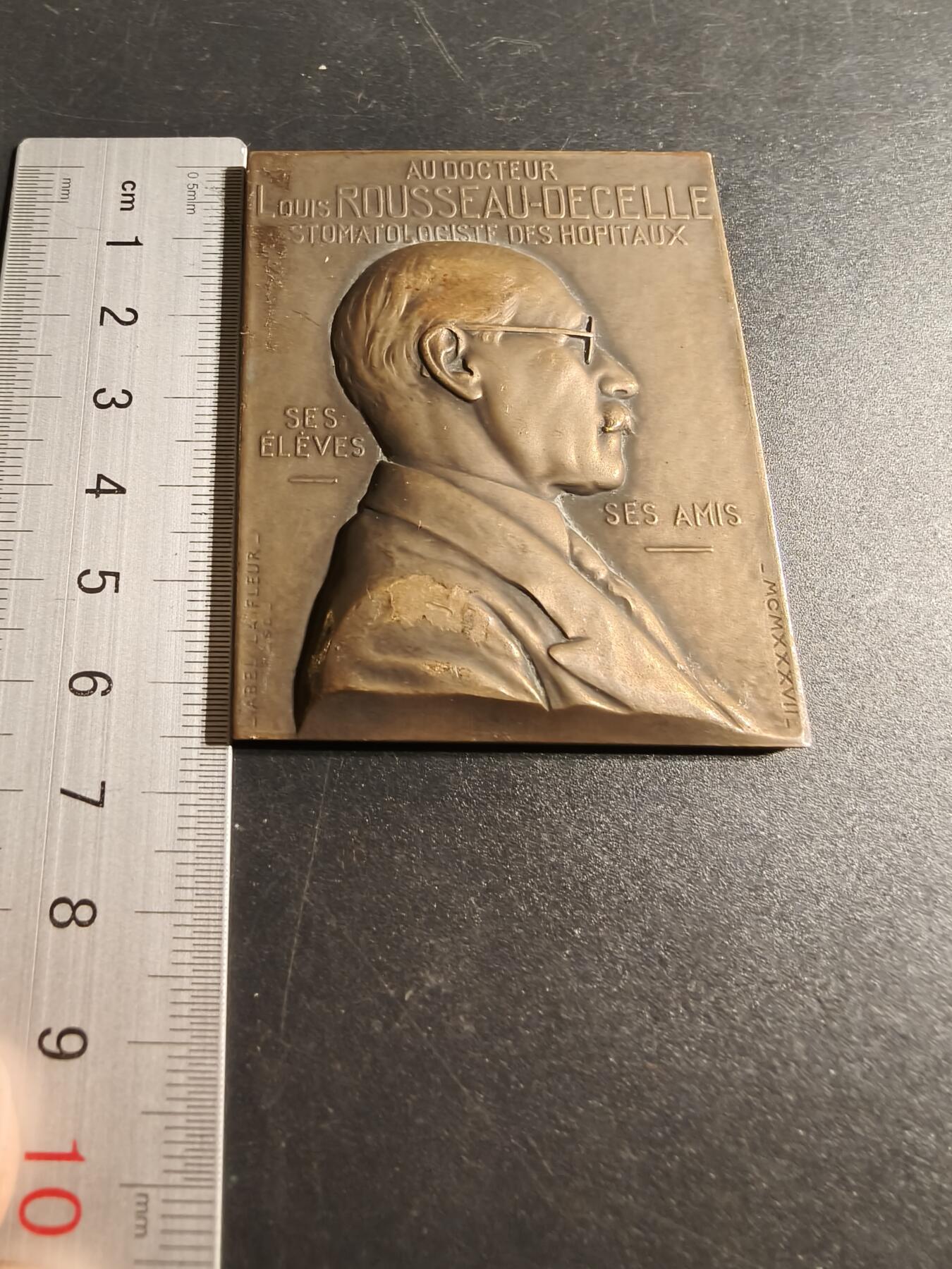 老王徽章第167期 法国口腔科专家路易·卢梭-德塞勒教授方形大铜章    高浮雕    尺寸51×66mm.    重量119.2g