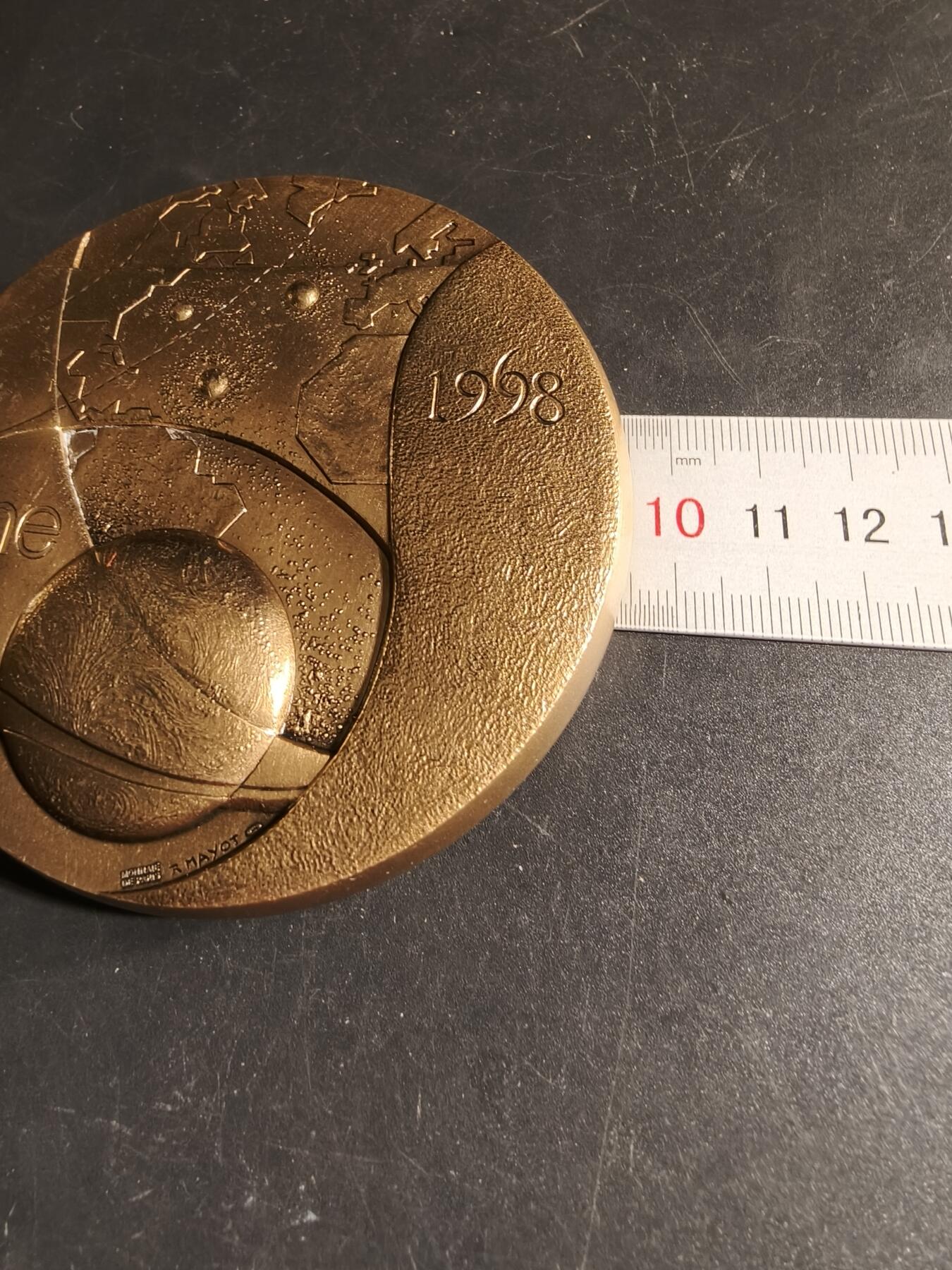 老王徽章第167期 法国艺术协会30周年镀金大铜章      高浮雕     “30年艺术、30年建筑”      直径94mm.    重量627.3g