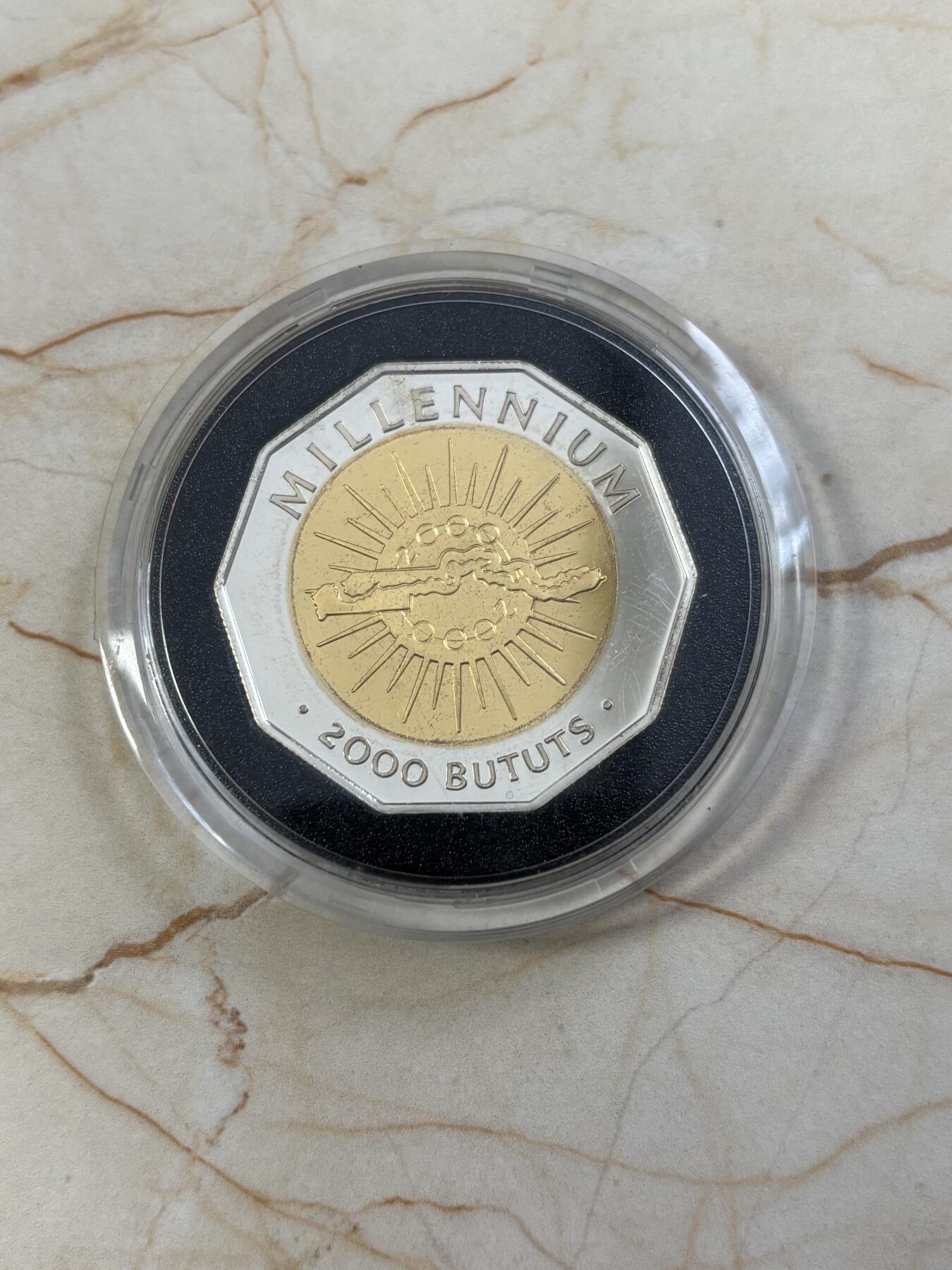 第184期拍卖 冈比亚2000年千禧年多边型纪念镀金银币，925银，28.28克，有氧化