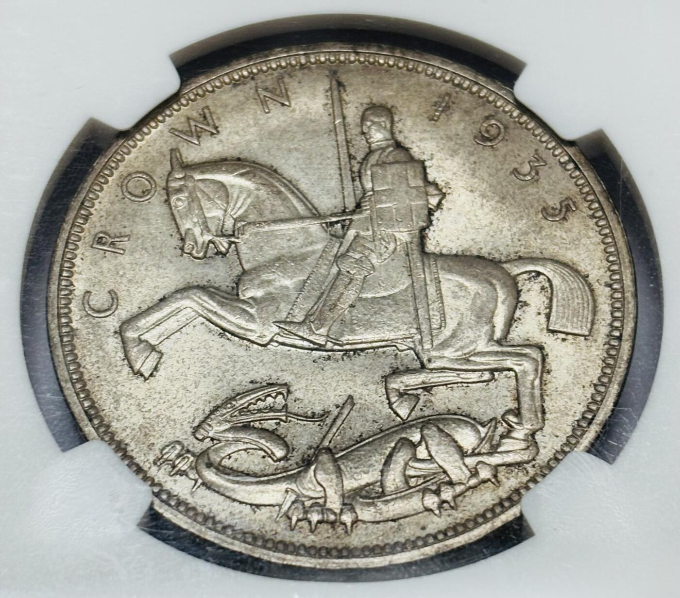 文馨钱币收藏第 283 场，【大雪鉴珍，寒英缀金】金银纪念币精品场，诚邀您的参与【长期接代拍品】 1935 年英国乔治五世木马剑大银币 NGC 评级 MS65 分，高光足，淡淡包浆细腻，难得一见的高分品相