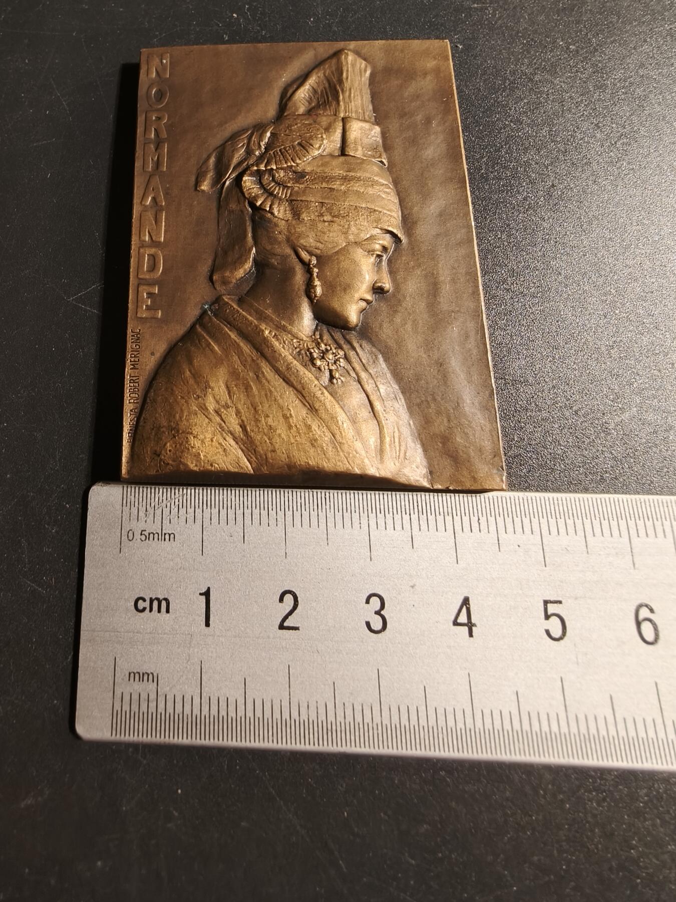 老王徽章第167期 法国诺曼底传统女性方形大铜章     高浮雕     尺寸63×44mm.    重量106.7g