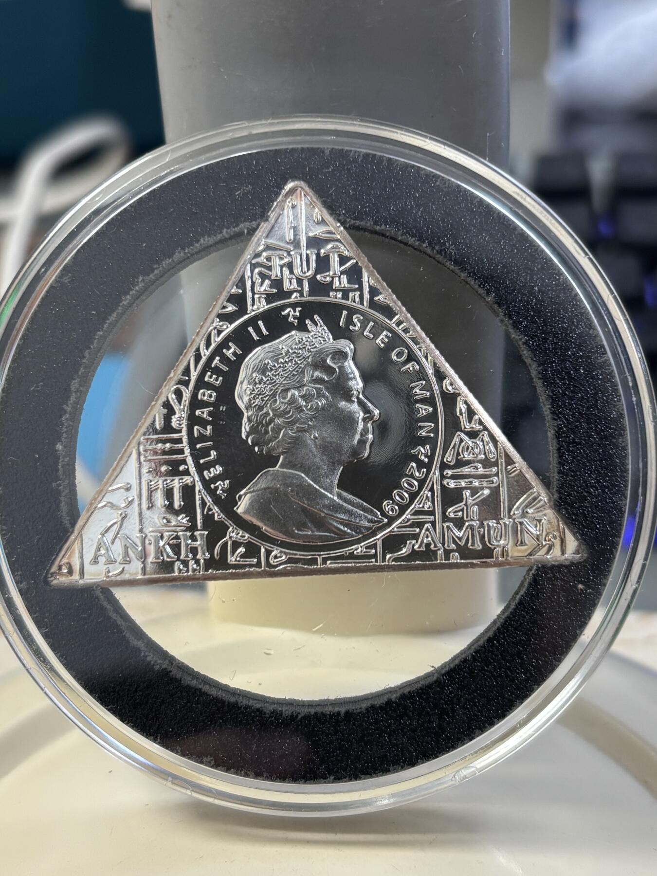 第184期拍卖 马恩2009年古埃及图坦卡门壁画三角纪念银币，999银，1盎司，发行3000枚